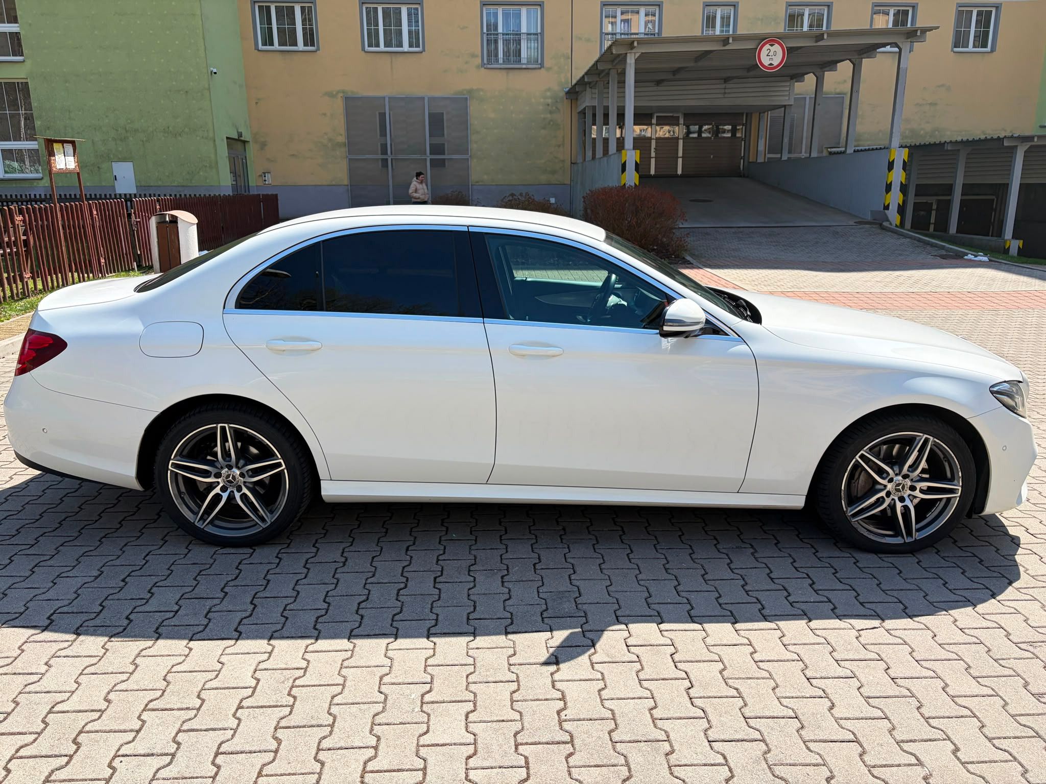 Mercedes-Benz Třídy E, 220D 4MATIC - fotka 5