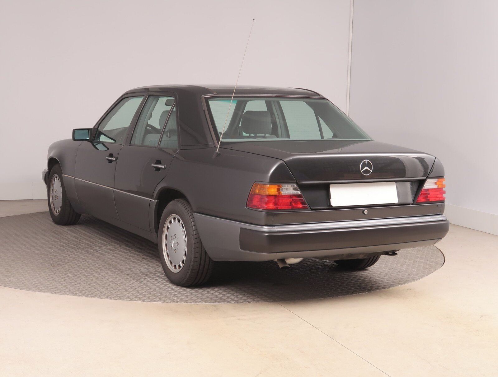 Mercedes-Benz Třídy E, 200 D - fotka 4