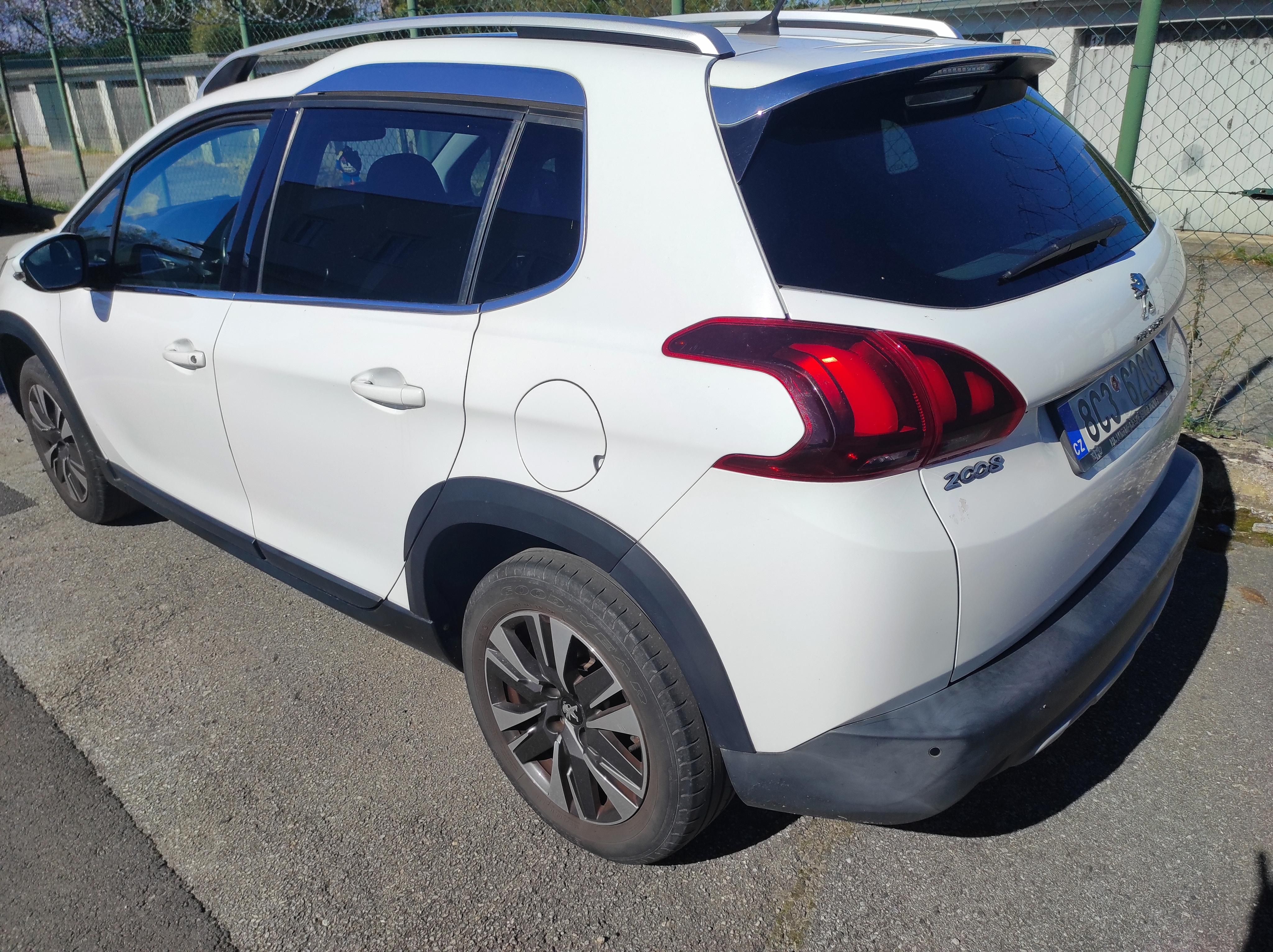 Peugeot 2008, 1,2 benzín, Allure, 1. majitel - fotka 3