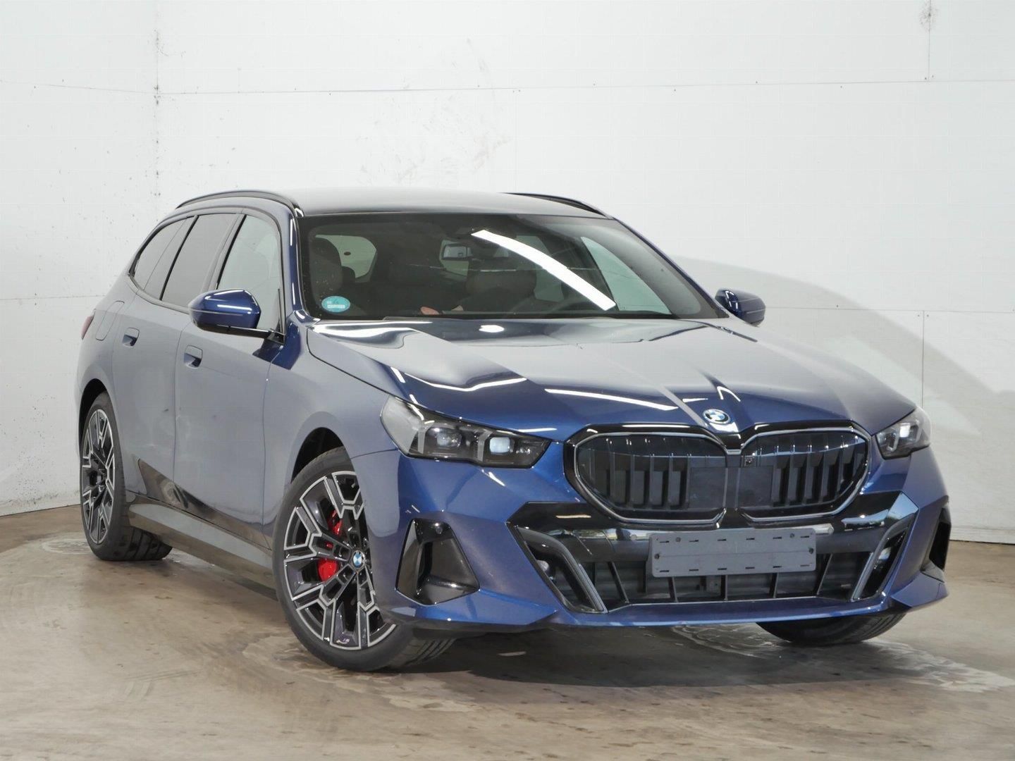 BMW Řada 5, 550e xDrive Touring M PRO - fotka 2