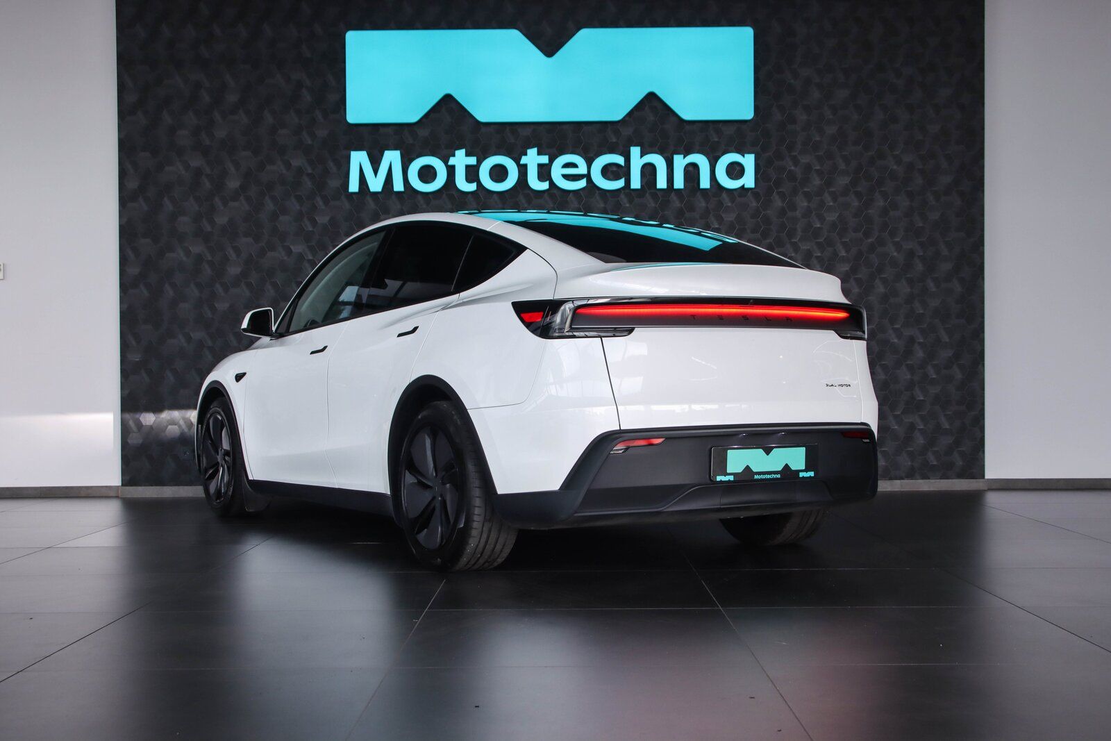 Tesla Model Y, Long Range AWD 79kWh, SoH 93% - fotka 3