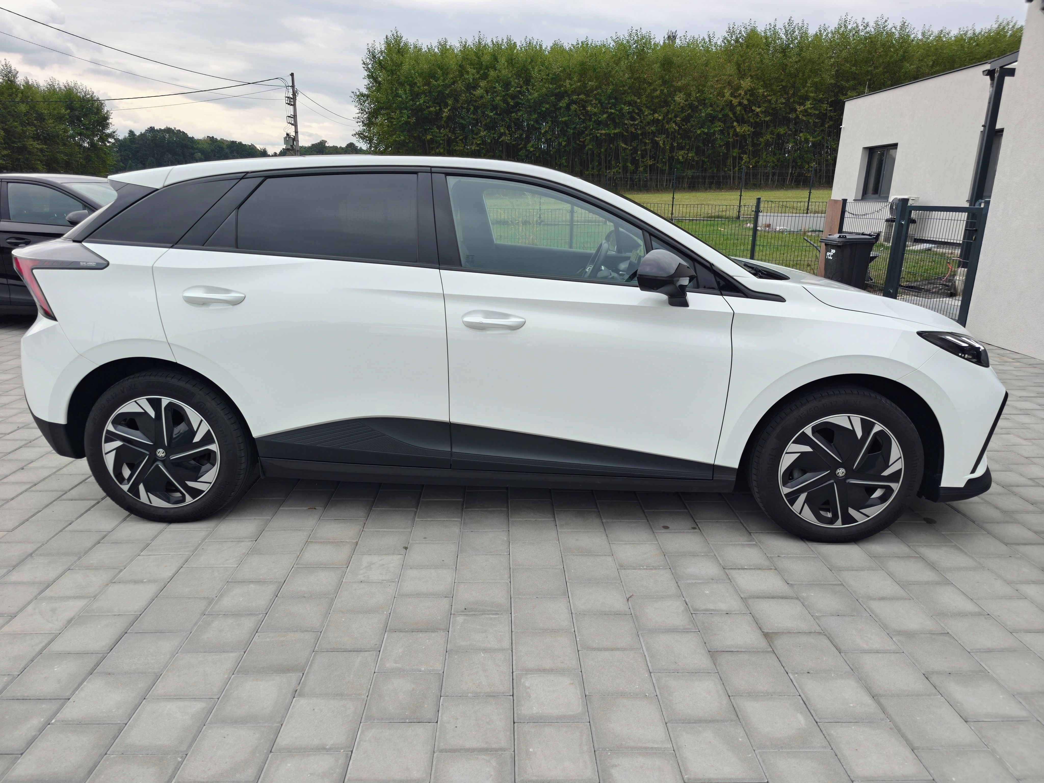 MG MG4, MG4 Luxury 64/150kW SOH 93,3% - fotka 2