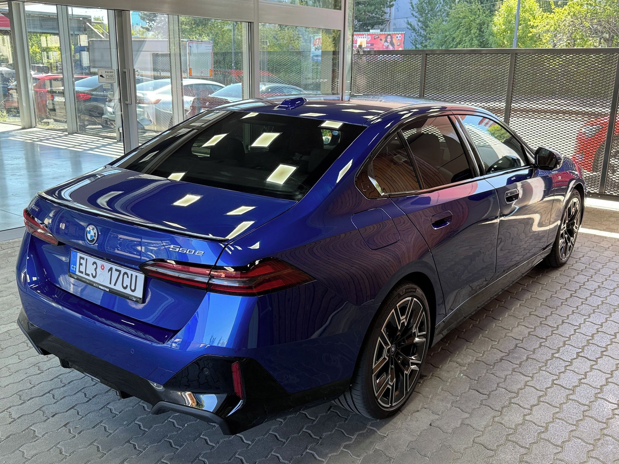BMW Řada 5, 550e - fotka 5