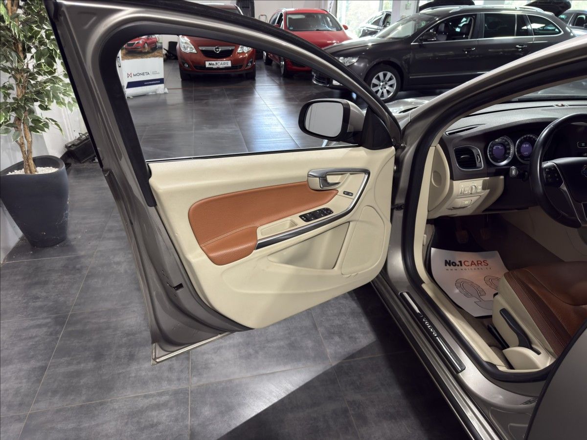 Volvo V60, 2,0   T5 177KW SUMMUM XENON - fotka 6