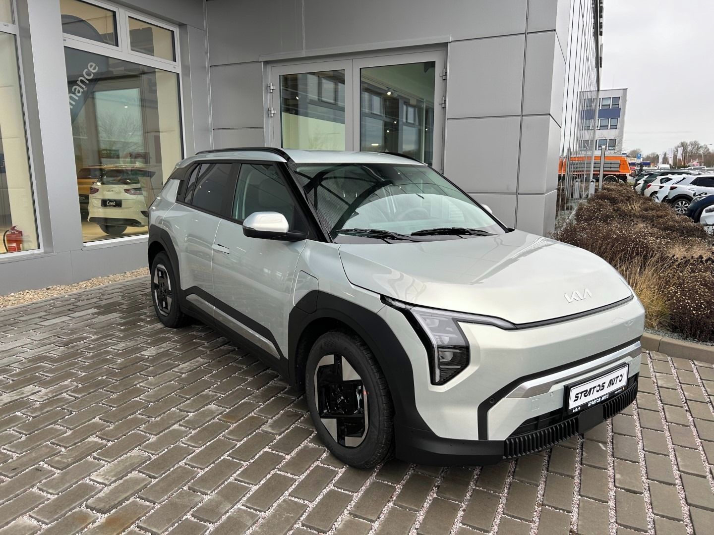 Kia EV3, EARTH 150 KW + 81,4 KWH + V2L - fotka 3
