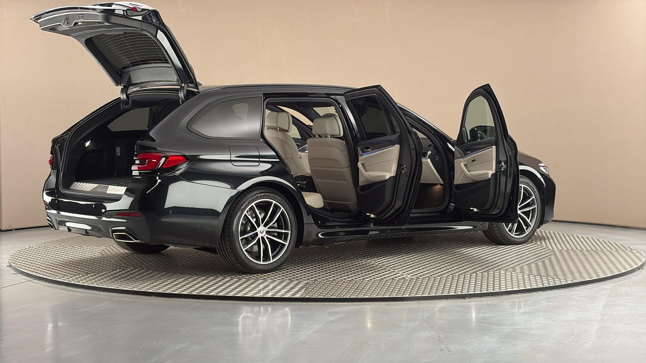 BMW Řada 5, 530e AUT xDrive M-paket Tourin - fotka 6