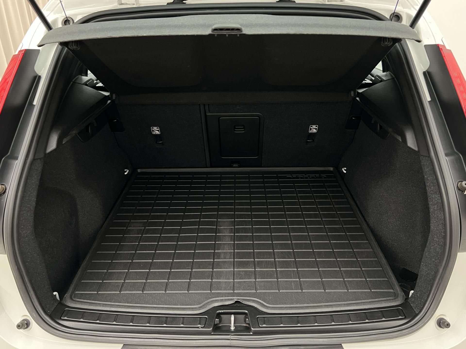 Volvo XC40, T3 MOMENTUM AUT 1. maj. - fotka 5