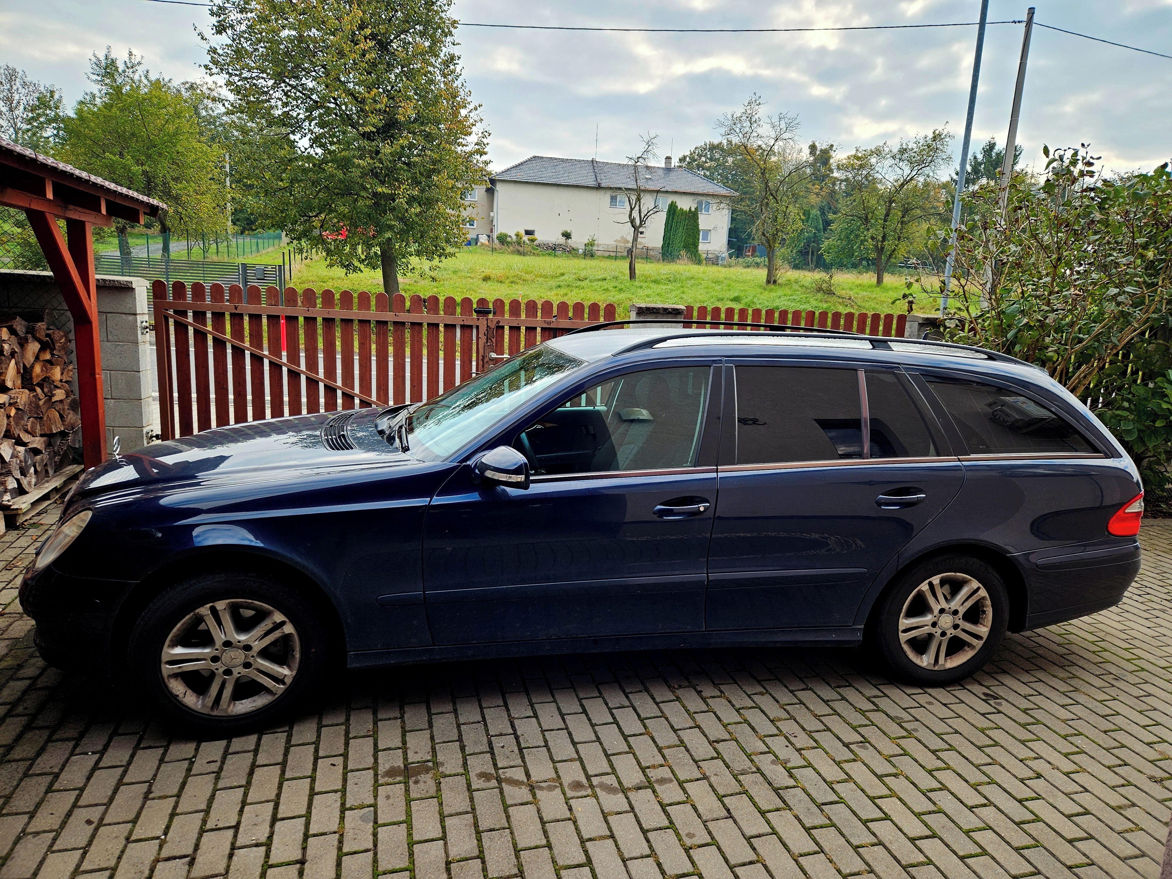 Mercedes-Benz Třídy E, Mercedes-Benz E 200 CDI - fotka 4