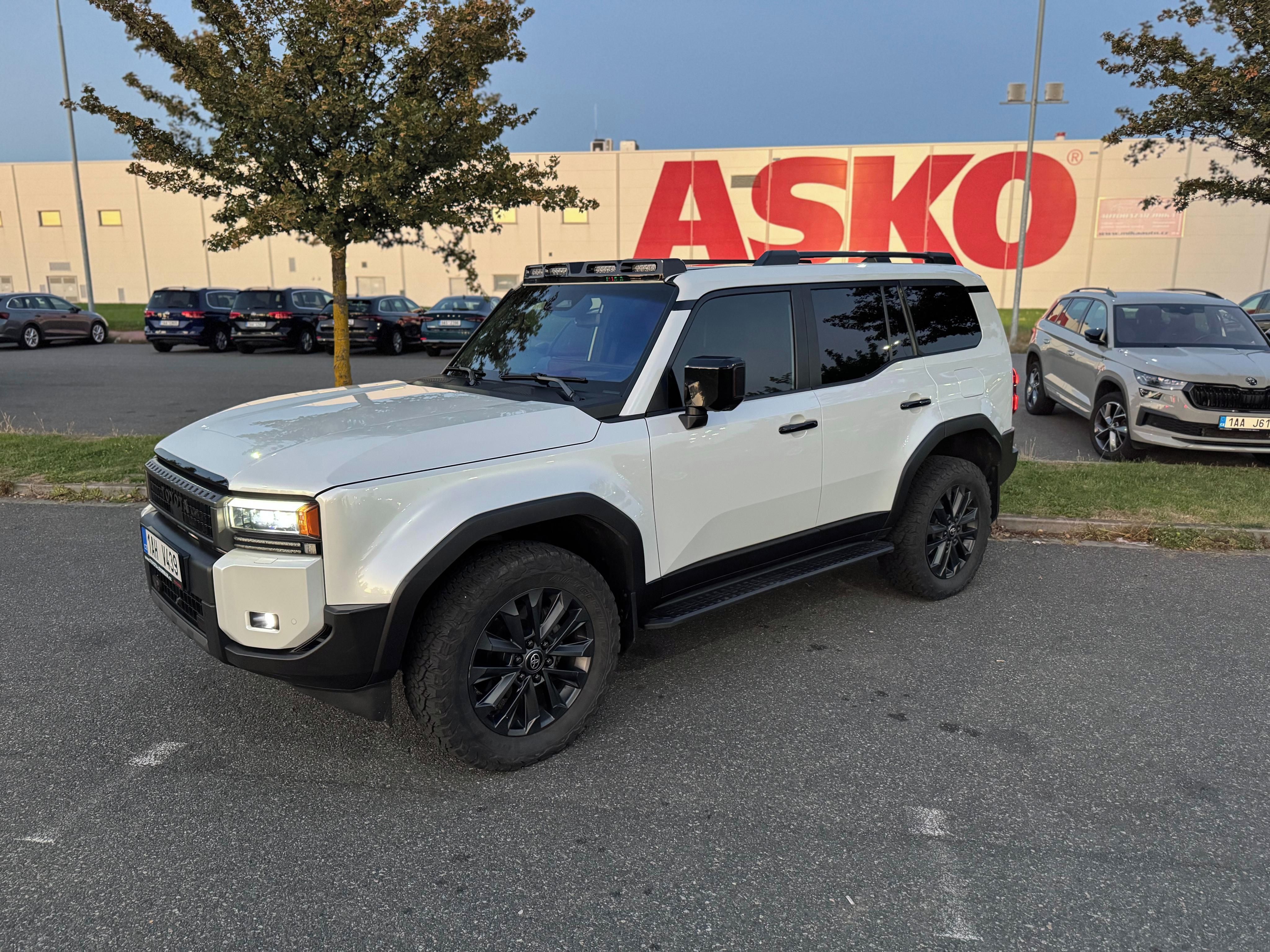 Toyota Land Cruiser, 2.8 D-4D Executive Skyview - fotka 2