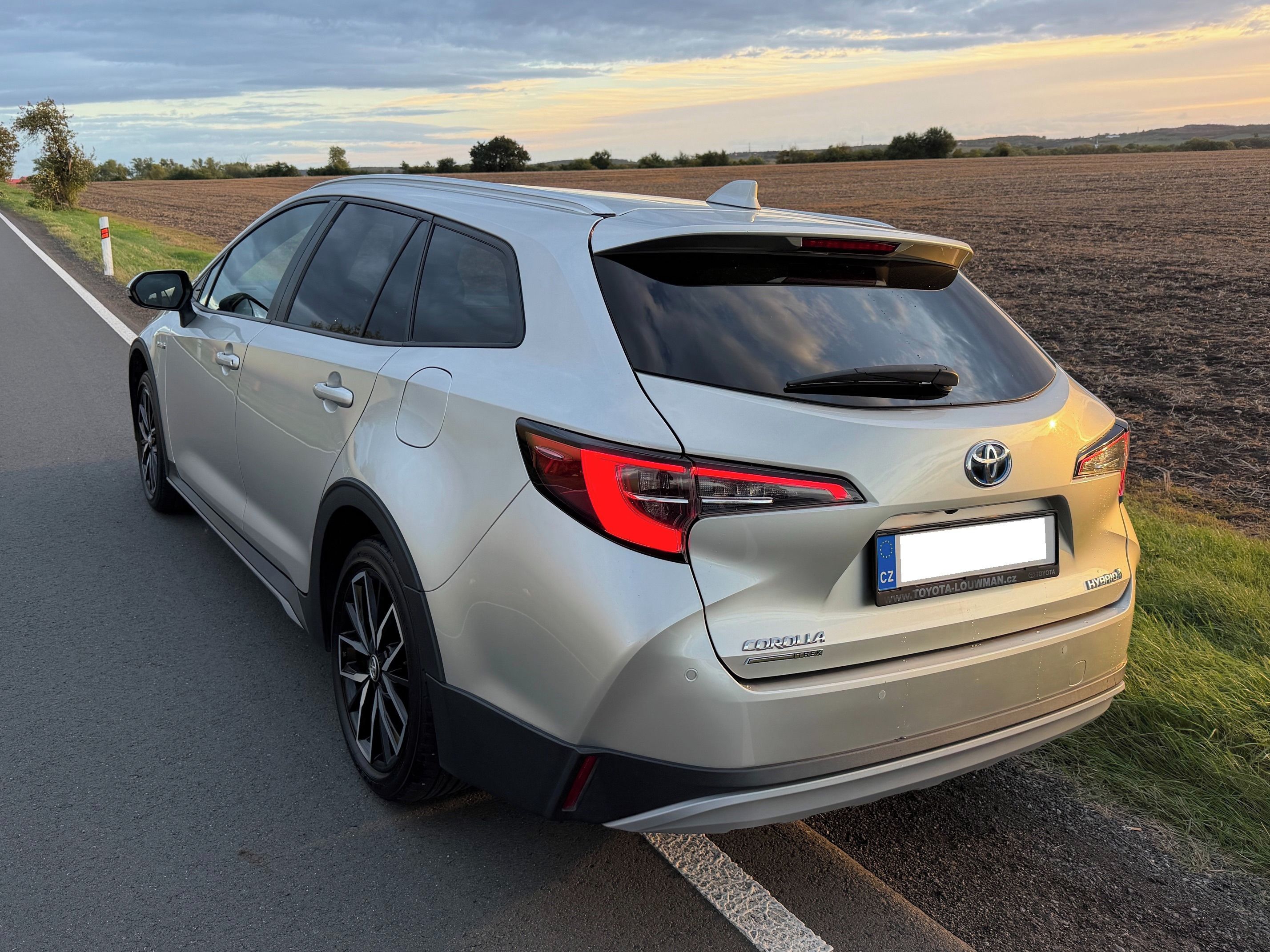 Toyota Corolla, 1.8 Hybrid TREK, servisováno - fotka 3