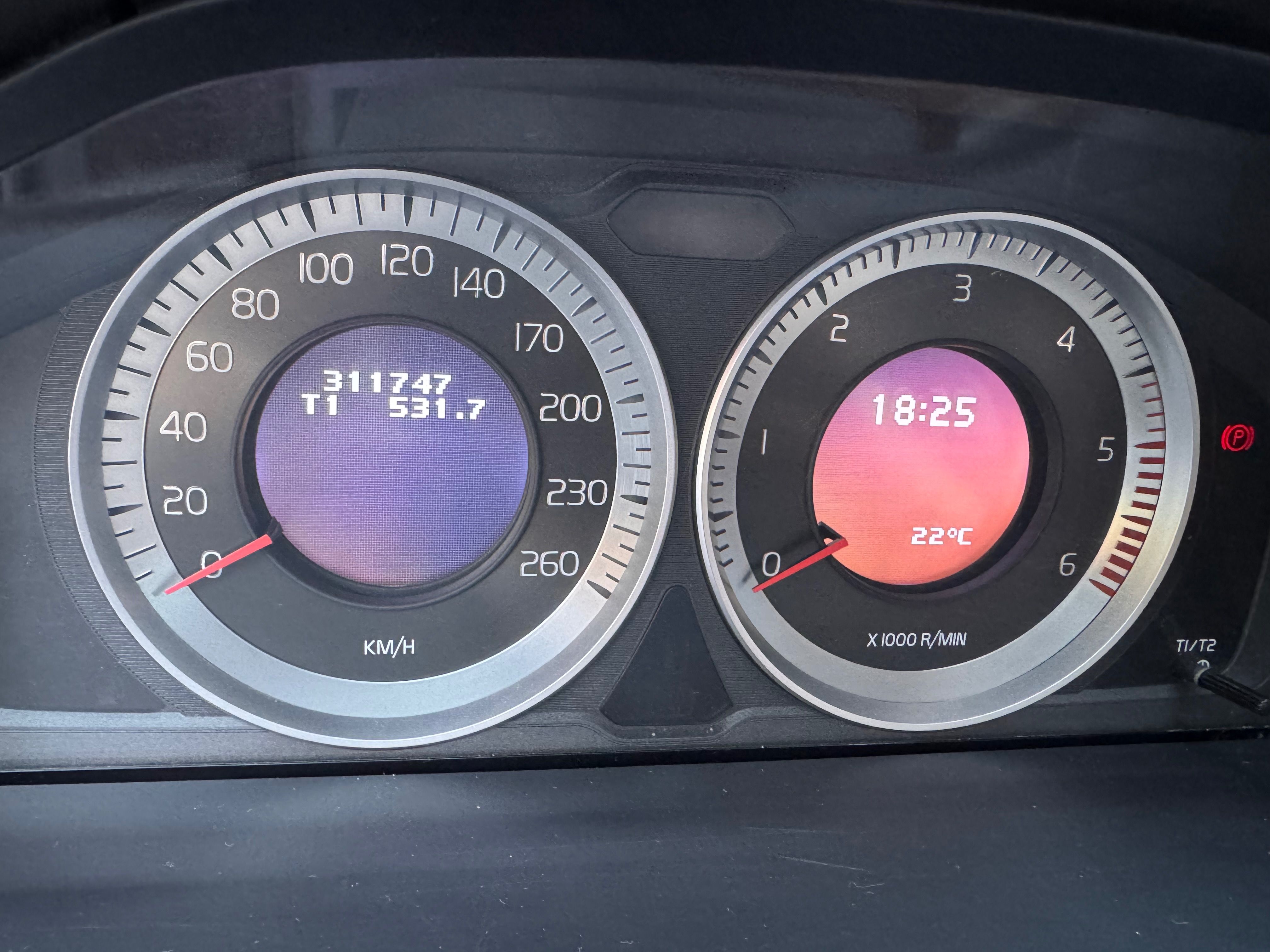 Volvo V70, Kůže,xenony,tažné,2 sady kol - fotka 6