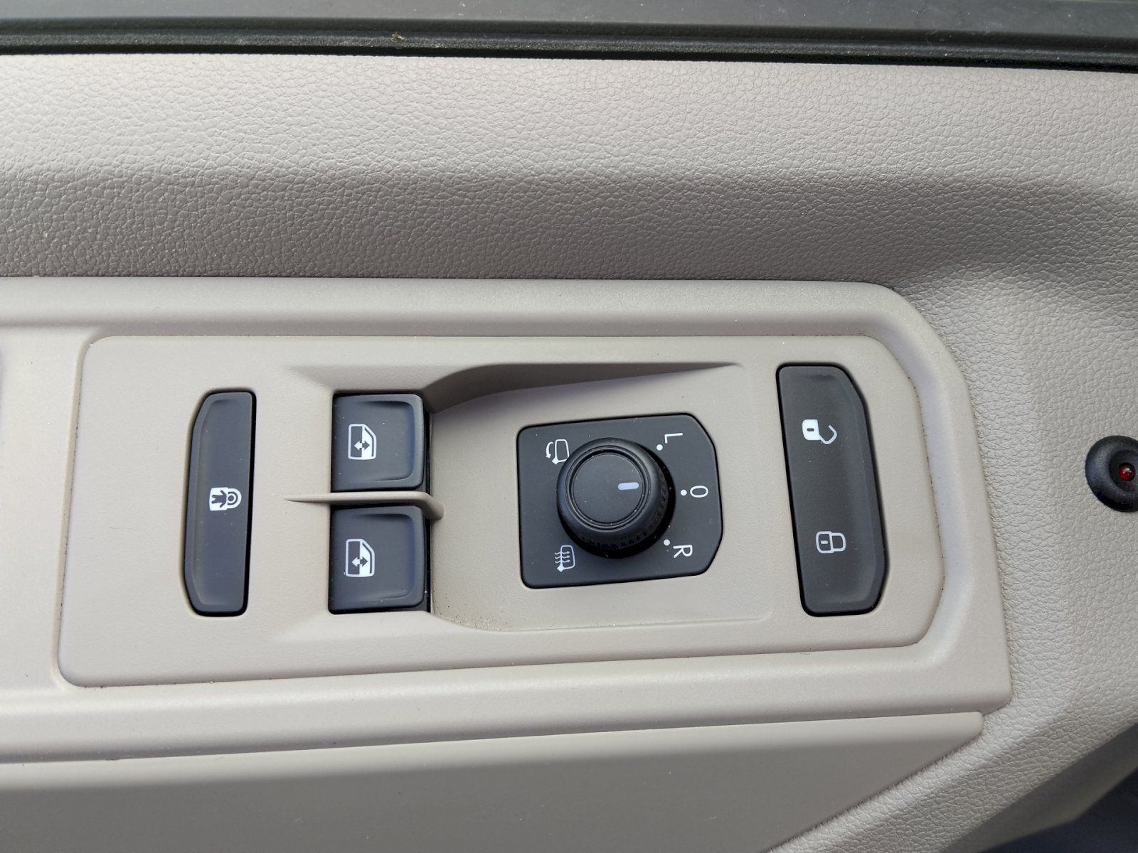 Volkswagen Multivan, NOVÝ MULTIVAN 1,5 TSI DSG 7 Mí - fotka 5