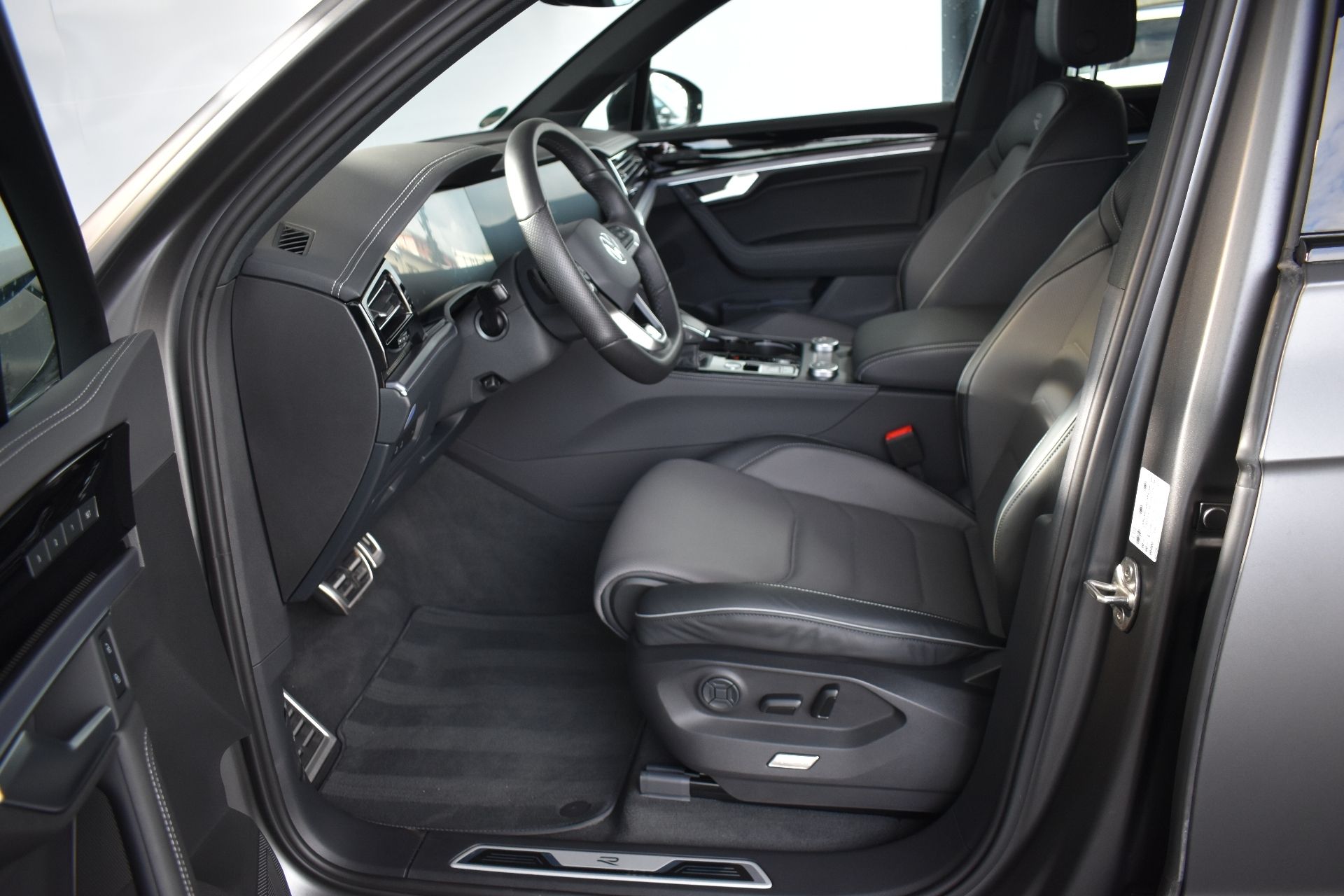 Volkswagen Touareg, R-line 3.0TDI 210kW, 5 let zár - fotka 5