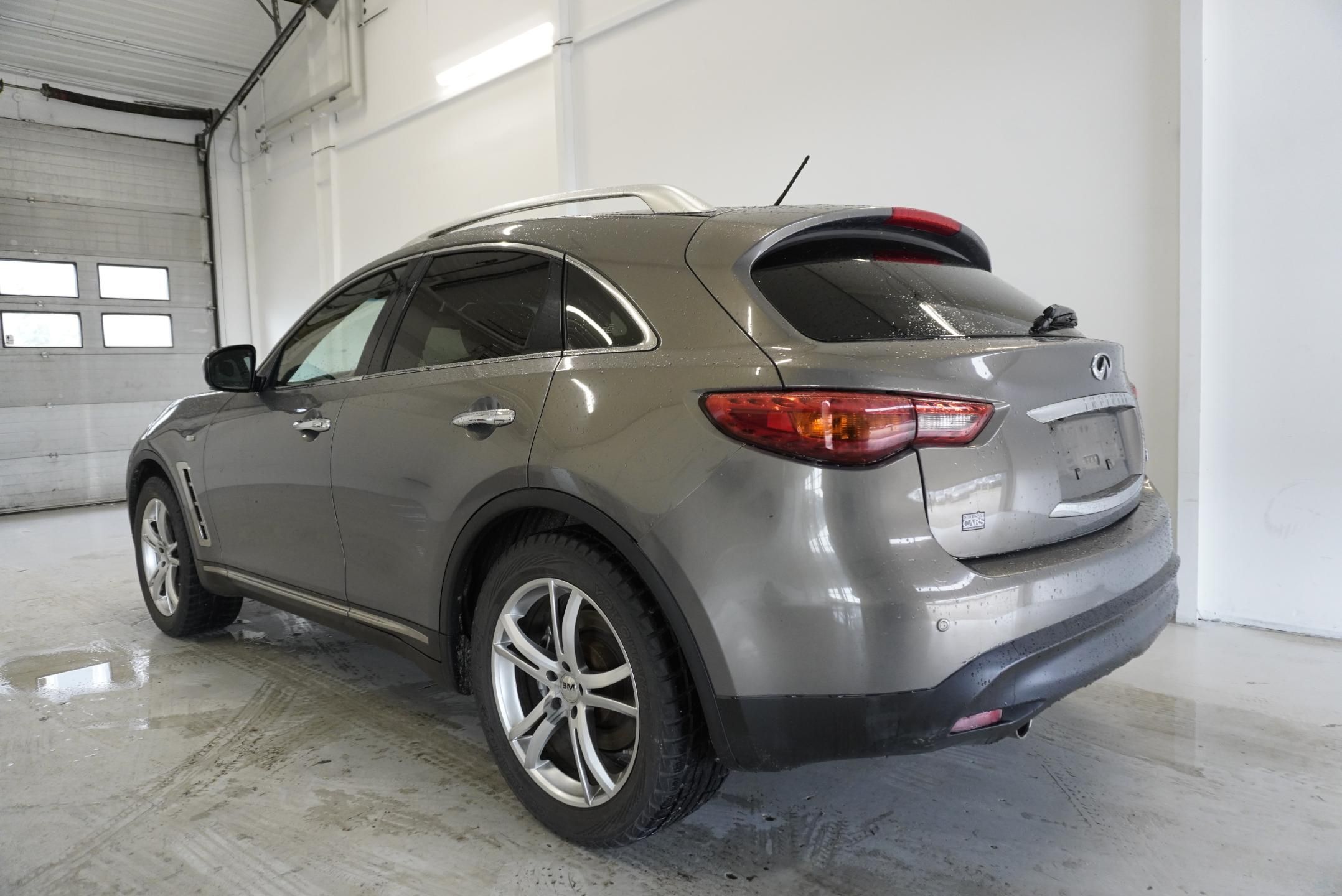 Infiniti FX50, 5.0 V8 287 kW AWD AUTOMAT - fotka 3