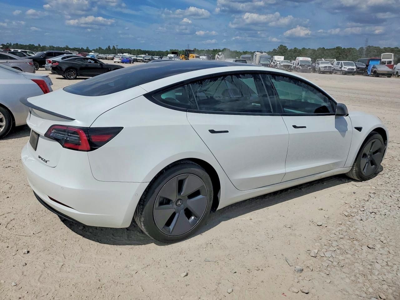 Tesla Model 3, Auto na cestě - fotka 4
