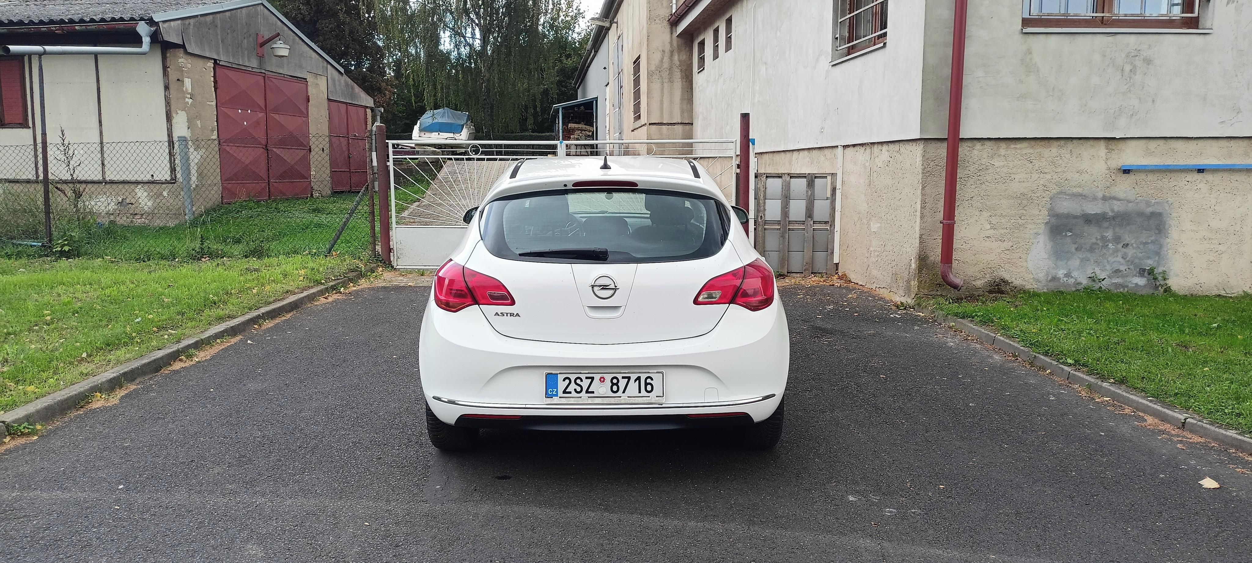 Opel Astra, 1.4 i 74kW + sada kol - fotka 4