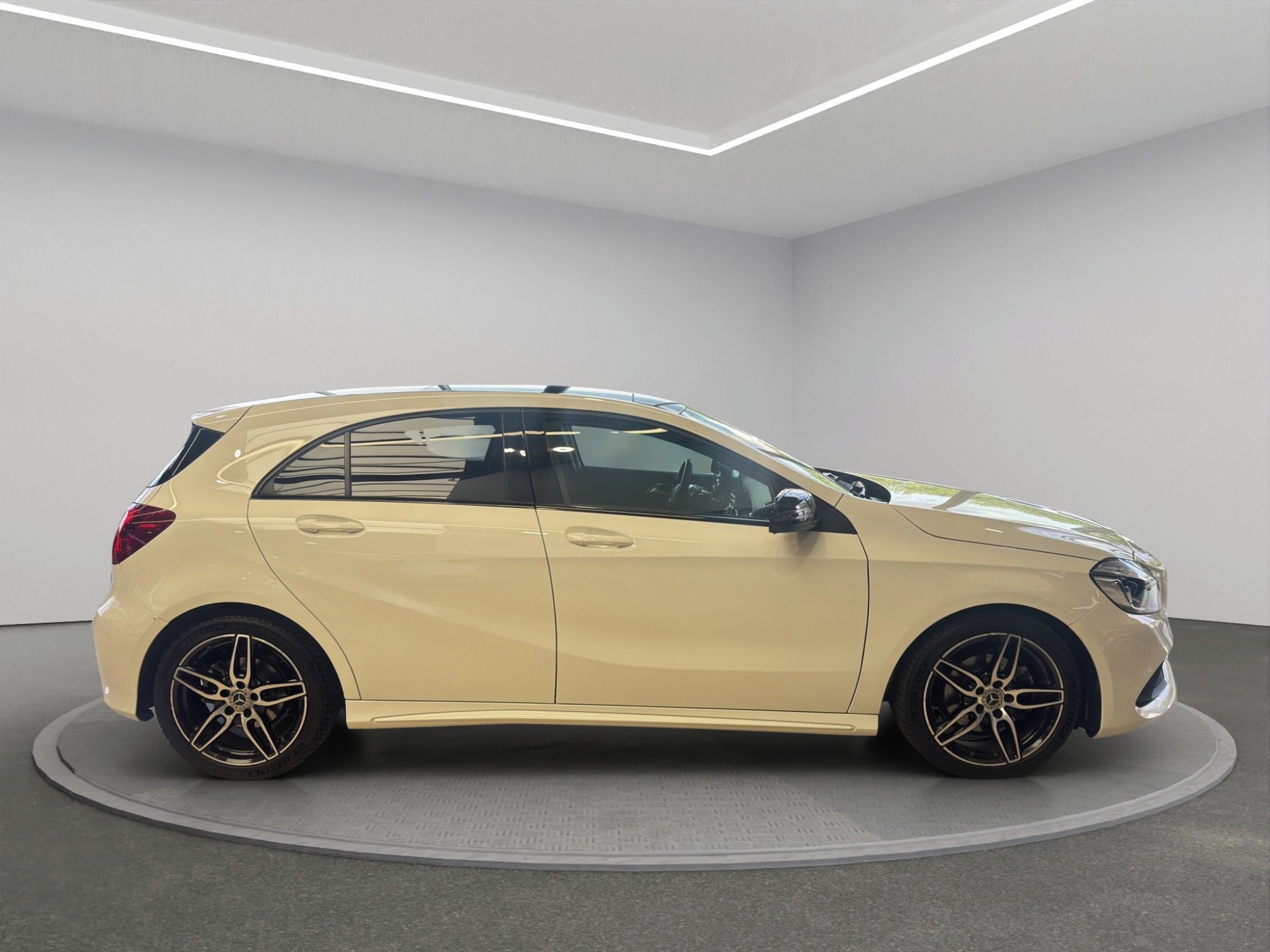 Mercedes-Benz Třídy A, 200 AMG Line - fotka 4