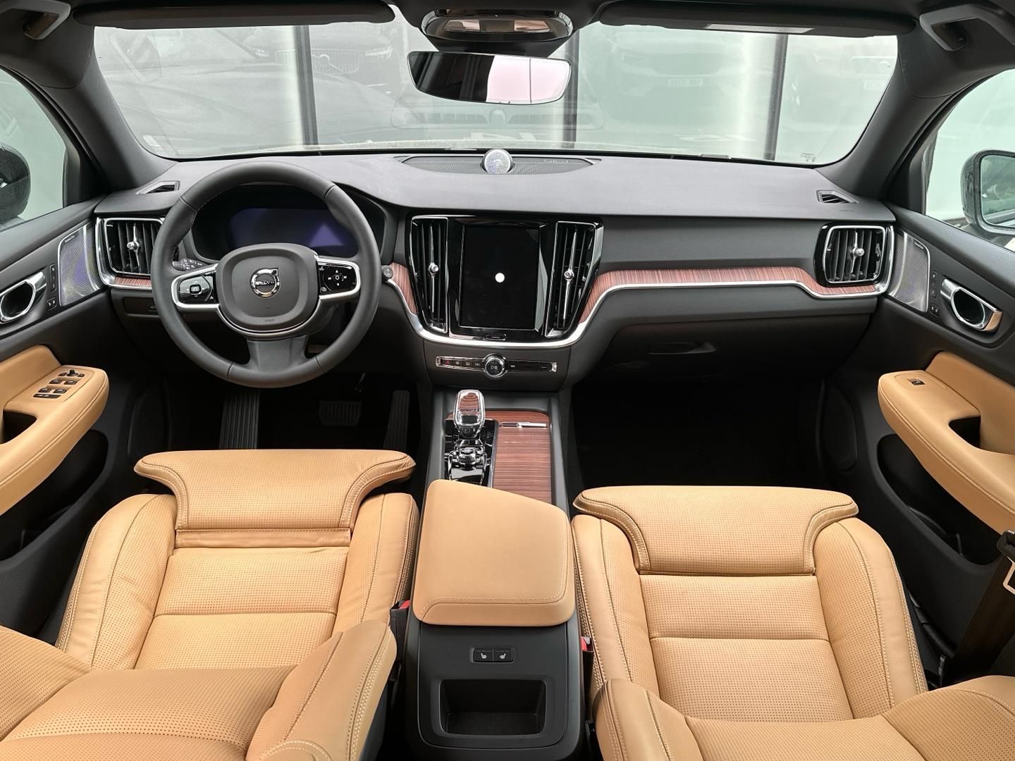 Volvo V60, 2.0B4 FWD 145kW PLUS DARK - fotka 4