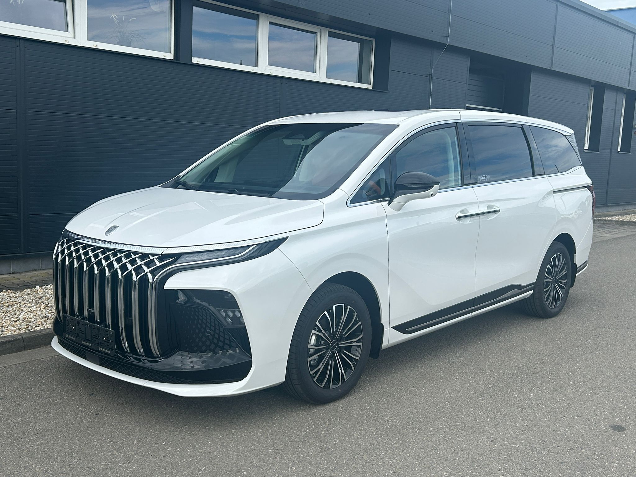 Dongfeng U-Tour, V9 HEV