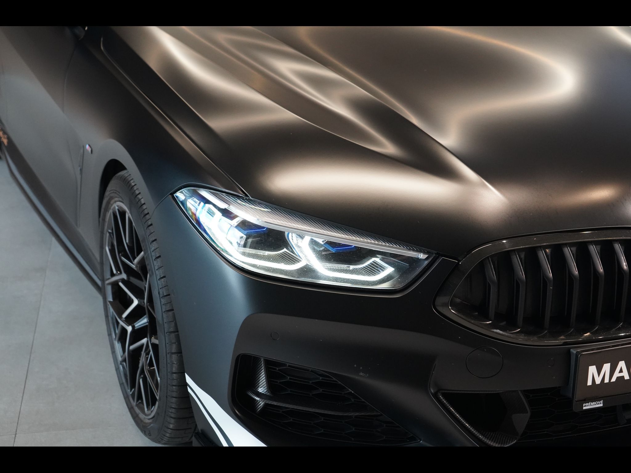 BMW Řada 8, M850i xDrive, Golden Thunder - fotka 5