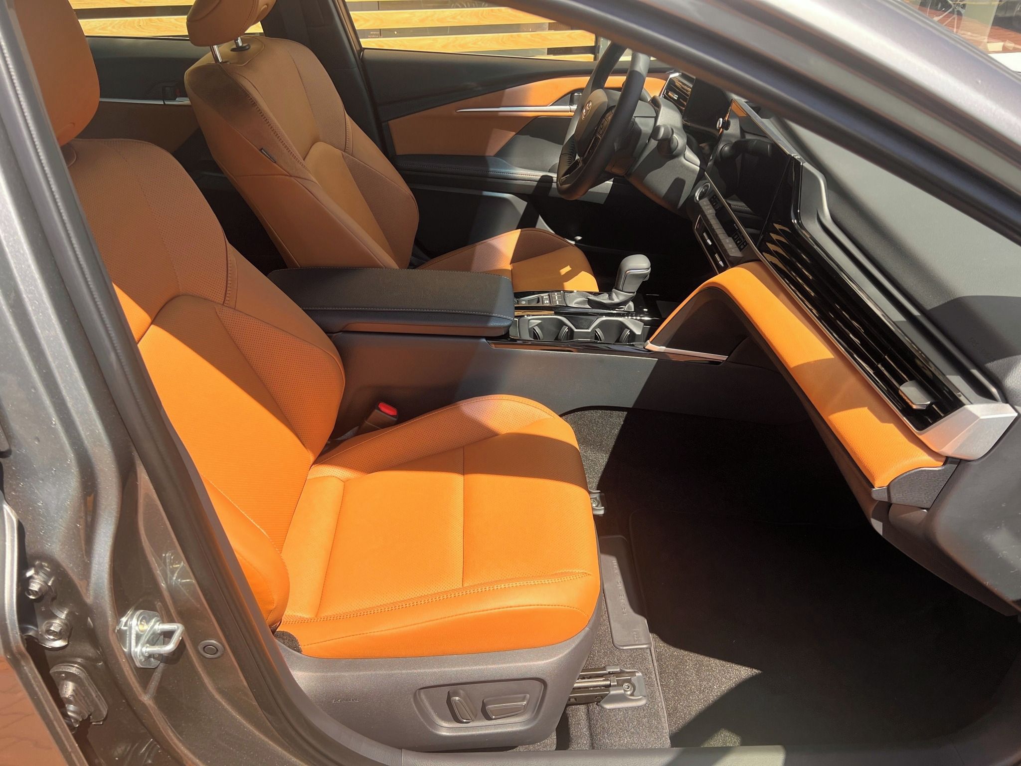 Toyota Camry, TOYOTA CAMRY 2,5l HEV - fotka 4