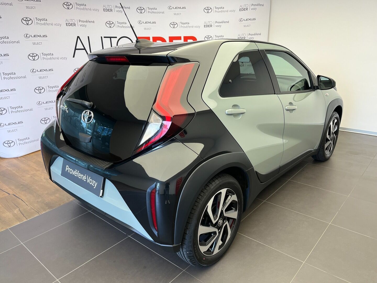 Toyota Aygo, X  1.0 CVT Style - fotka 4