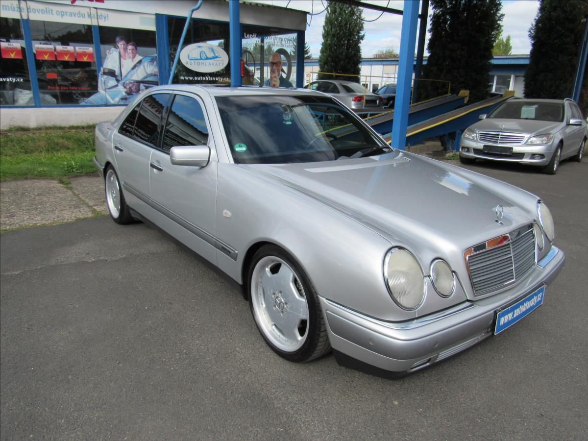 Mercedes-Benz Třídy E, 3,2 E 320 Elegance Automat - fotka 3