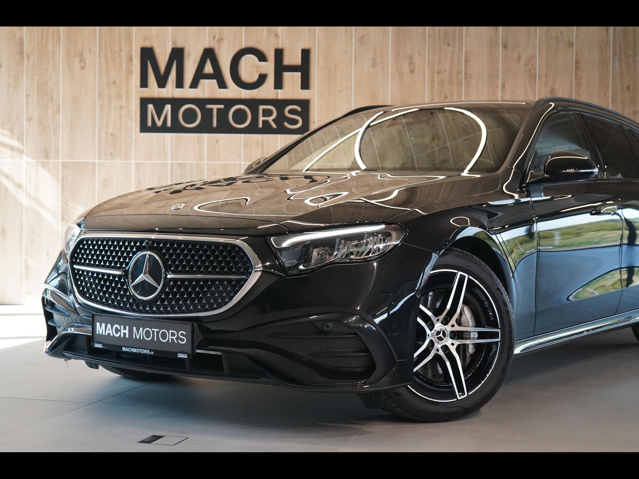 Mercedes-Benz Třídy E, 220d 4MATIC AMG, Pano, Tažné - fotka 2