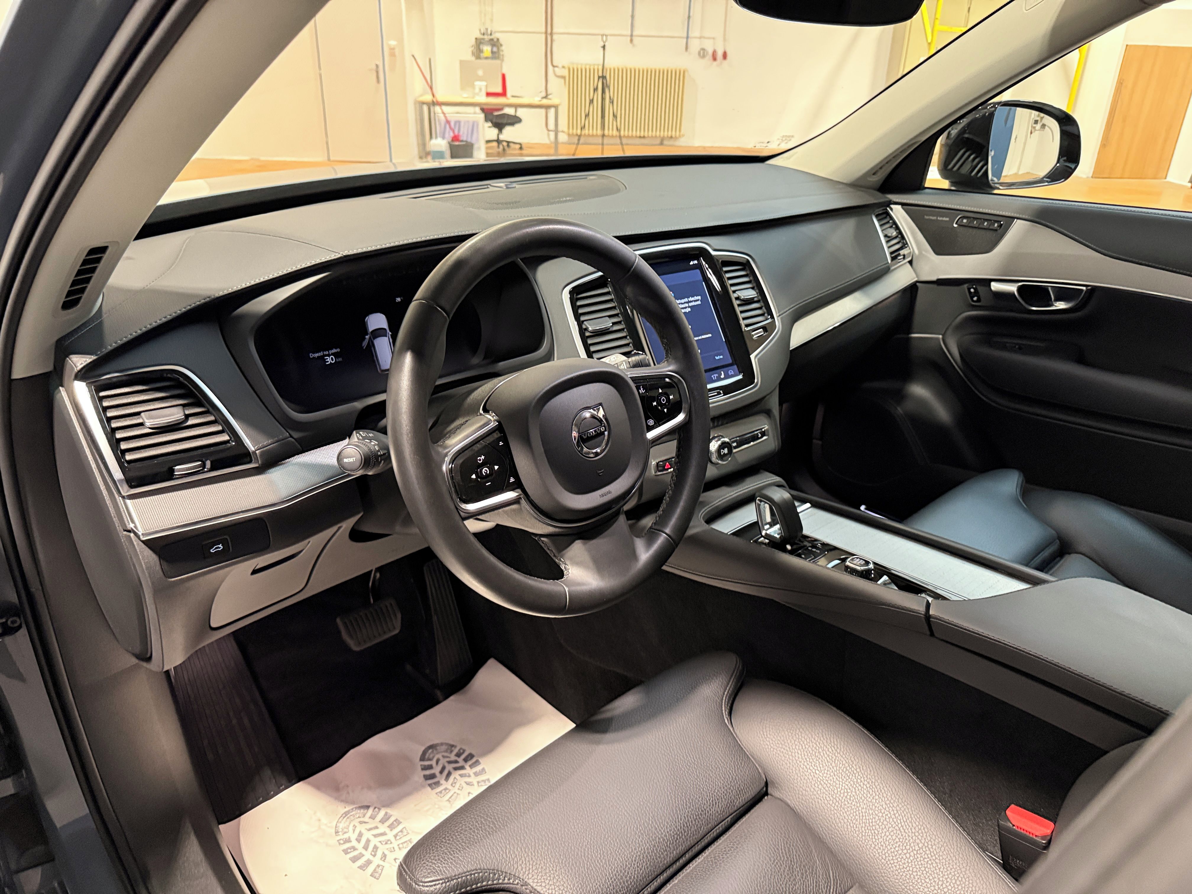 Volvo XC90, B5 AWD diesel Plus Dark Auto - fotka 5