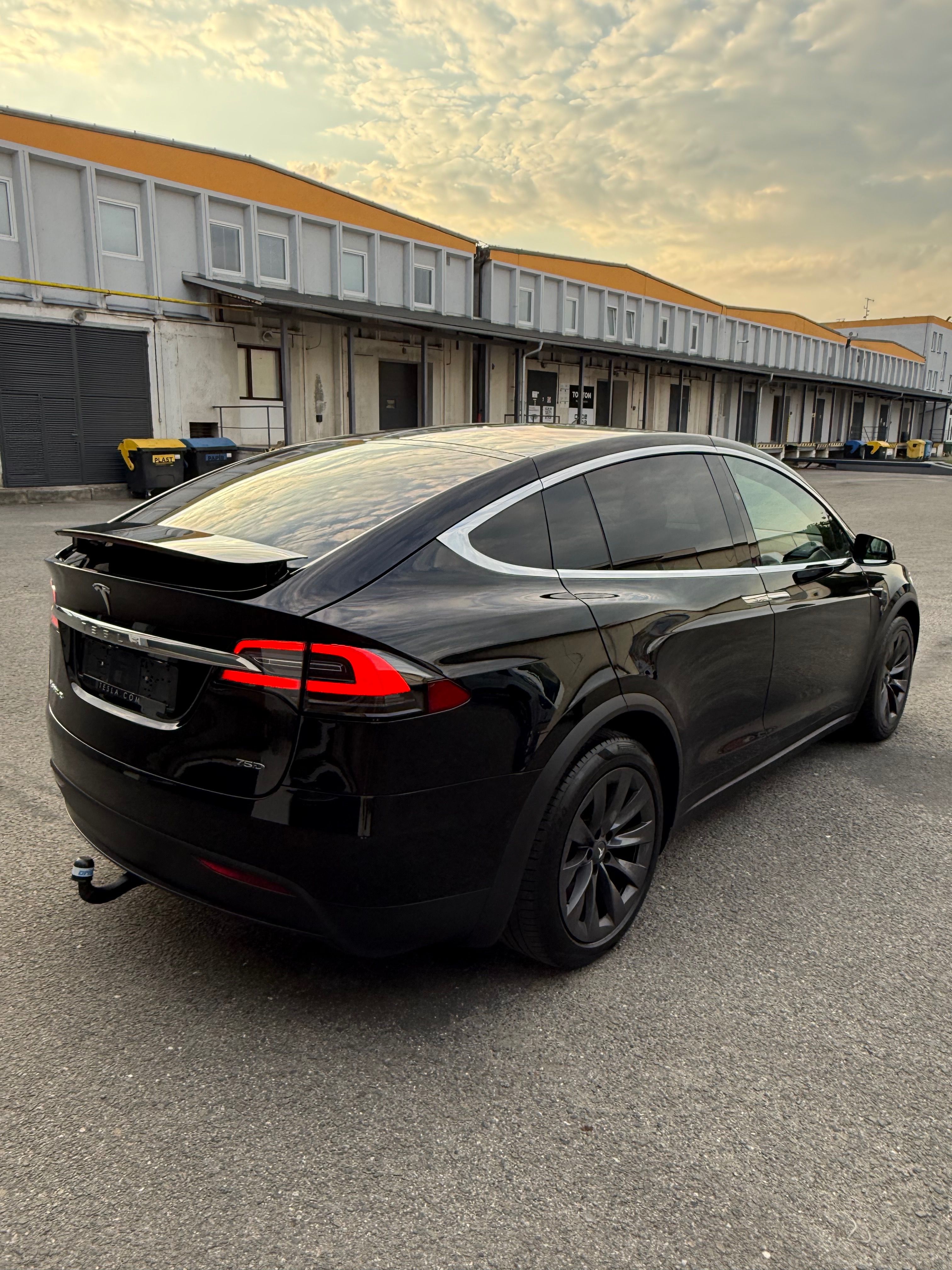 Tesla Model X, 75D - fotka 6
