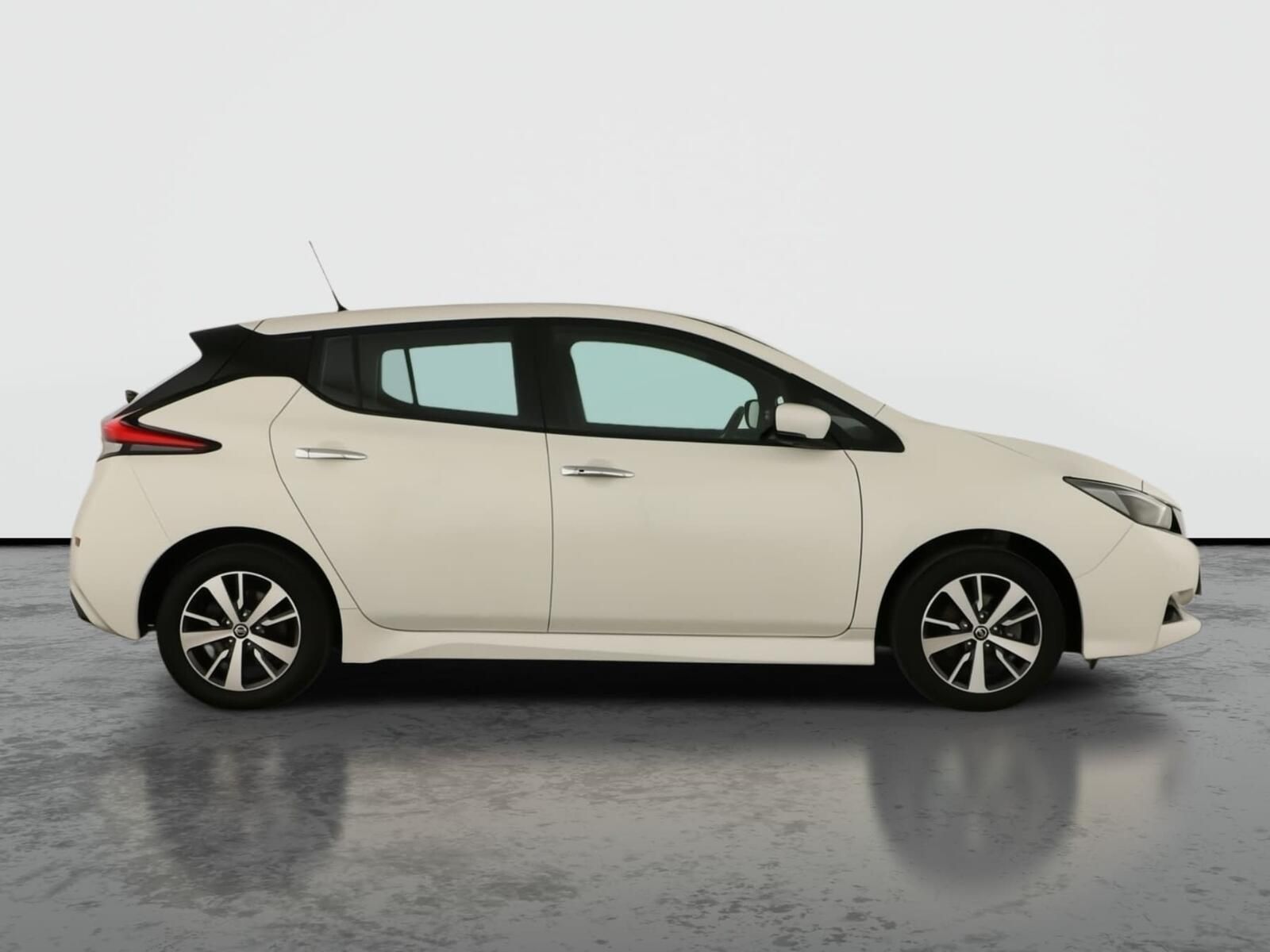 Nissan LEAF, 40 kWh, SoH 92%, Automat - fotka 6