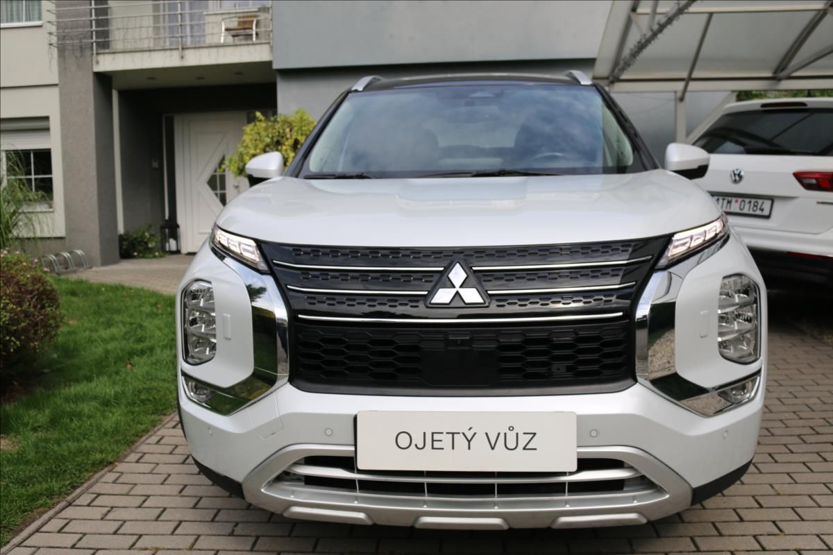 Mitsubishi Outlander, 2,4 PHEV, 7míst, Tažné - fotka 2