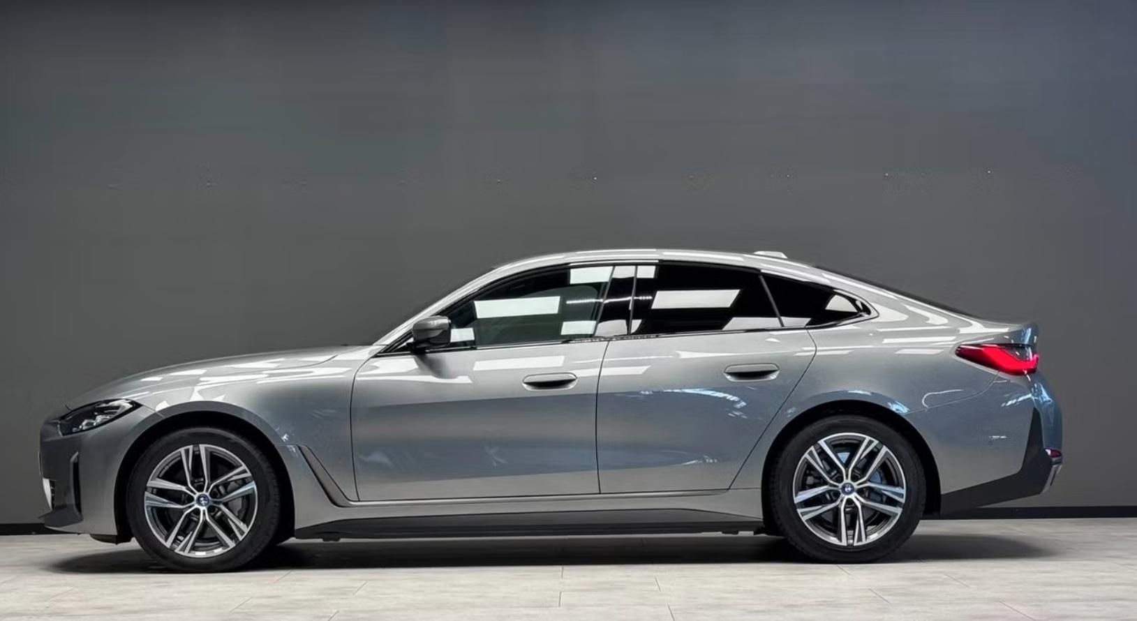 BMW i4, eDrive40 GC SoH 95% Bílý in. - fotka 5