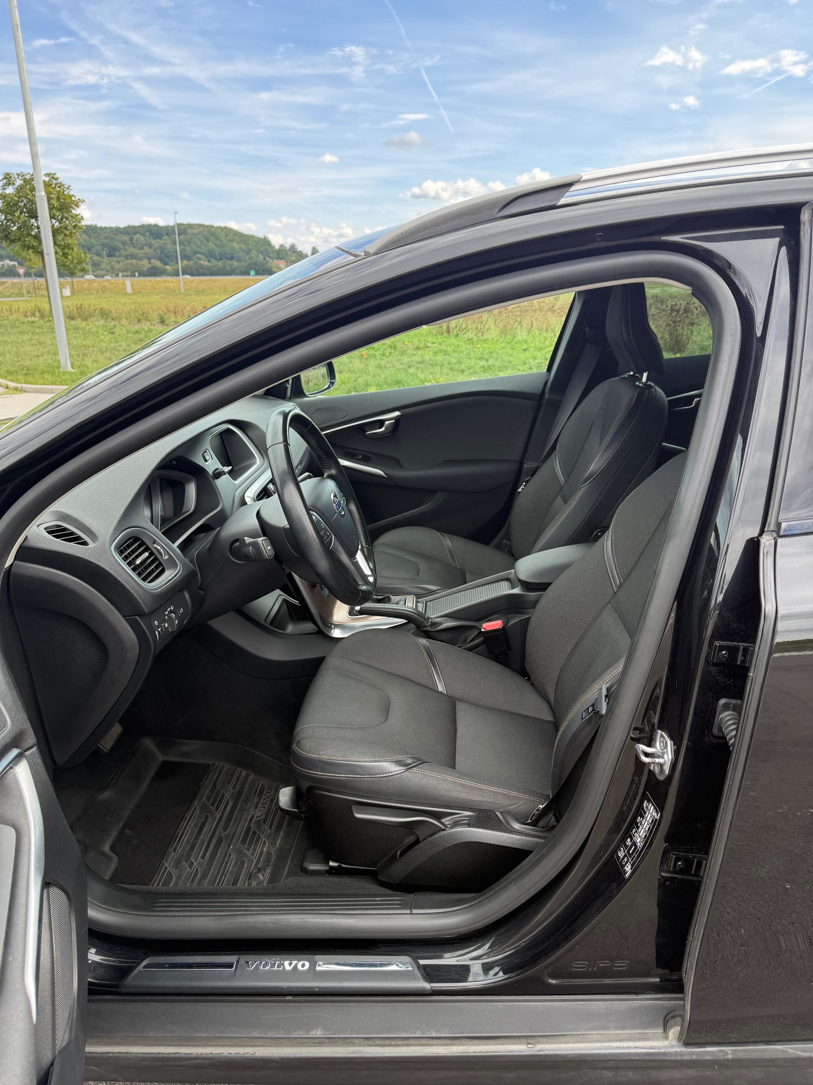 Volvo V40, Cross Country D3 2.0 Momentum - fotka 6