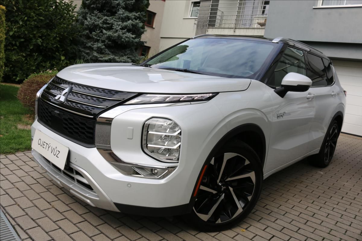 Mitsubishi Outlander, 2,4 PHEV, 7míst, Tažné