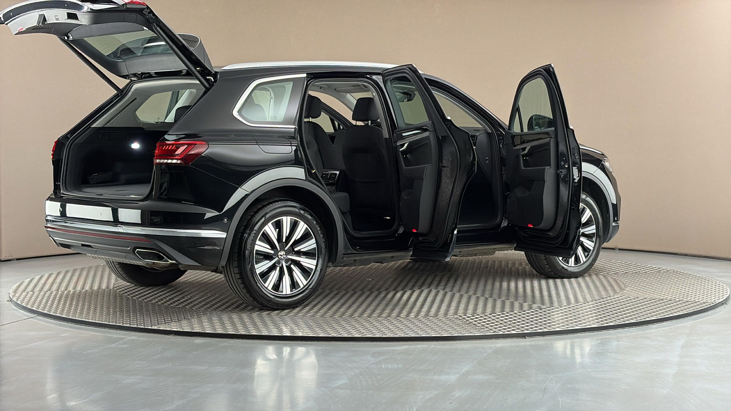 Volkswagen Touareg, 3.0 TSI PHEV Tiptronic Eleganc - fotka 6