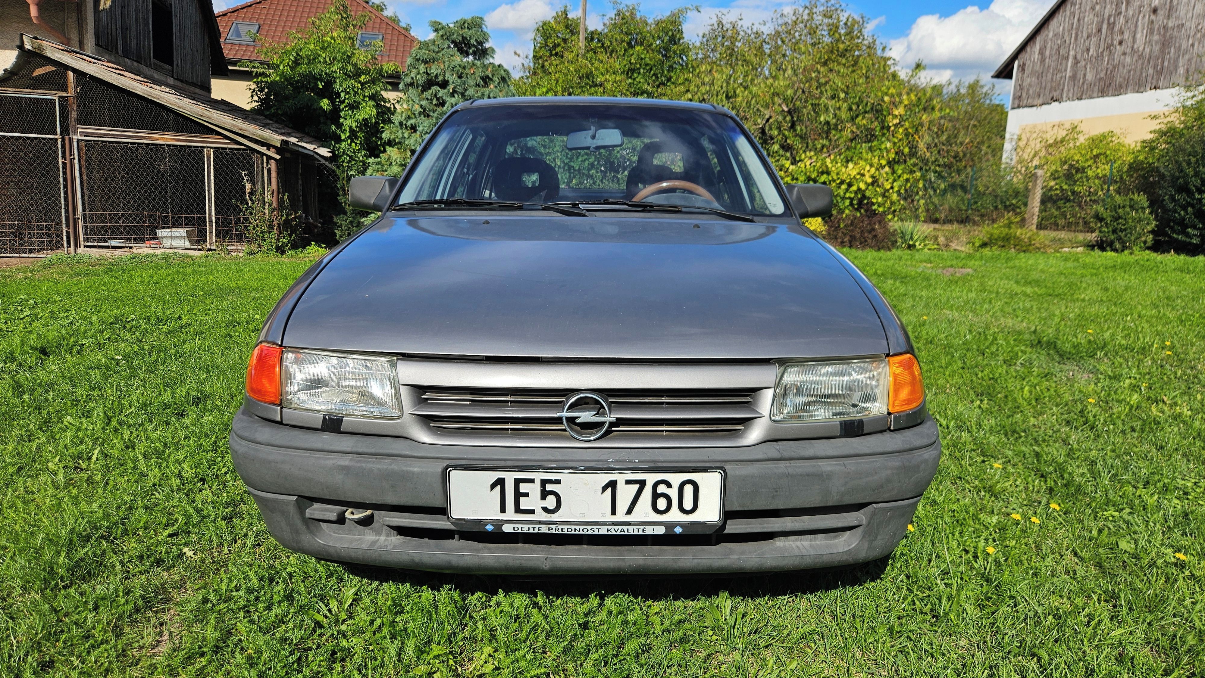 Opel Astra, Opel Astra 1.8i 66 kW, r. 1992 - fotka 2