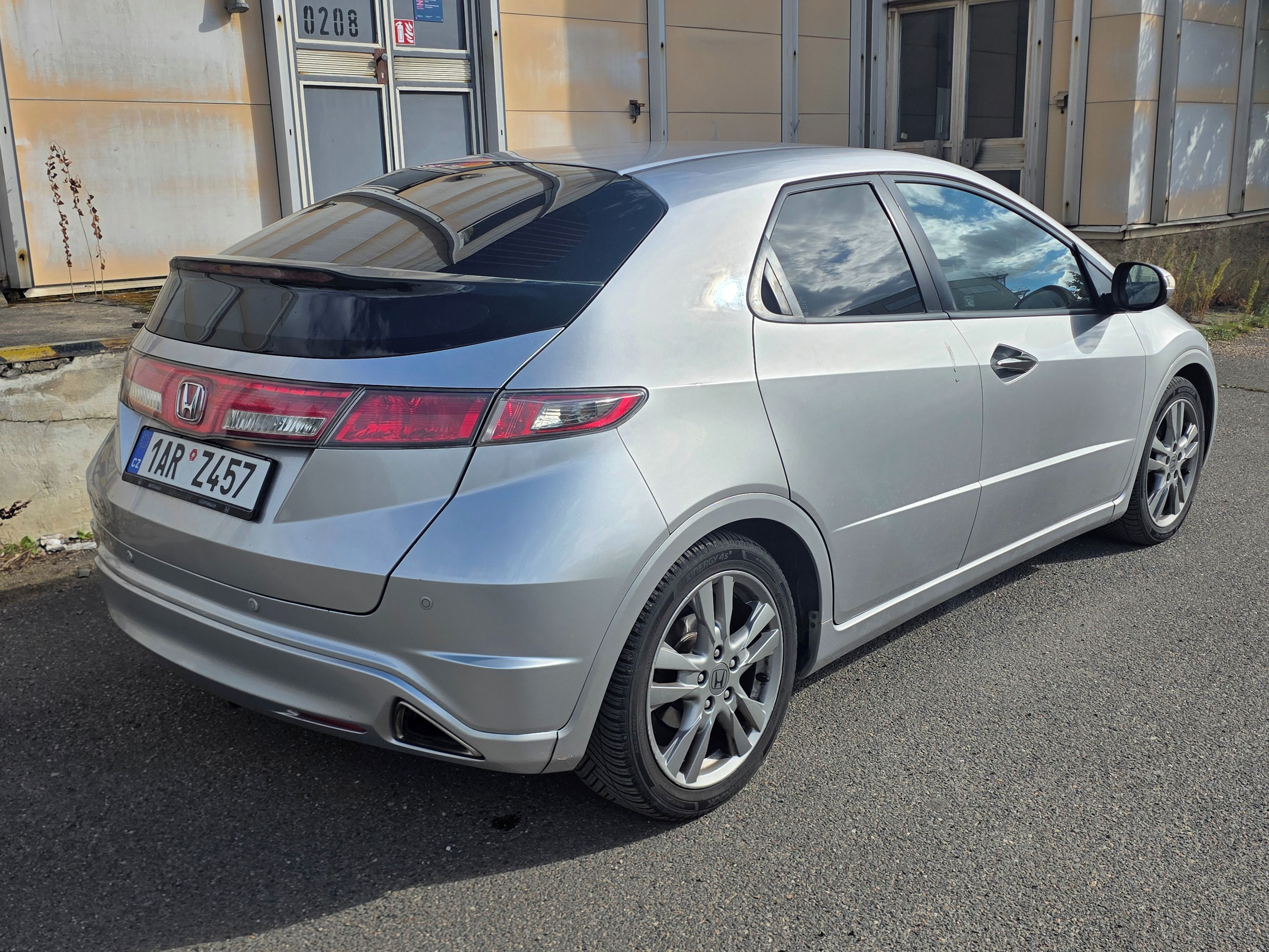 Honda Civic, Automat 1.8i-VTEC, 141.000km - fotka 5