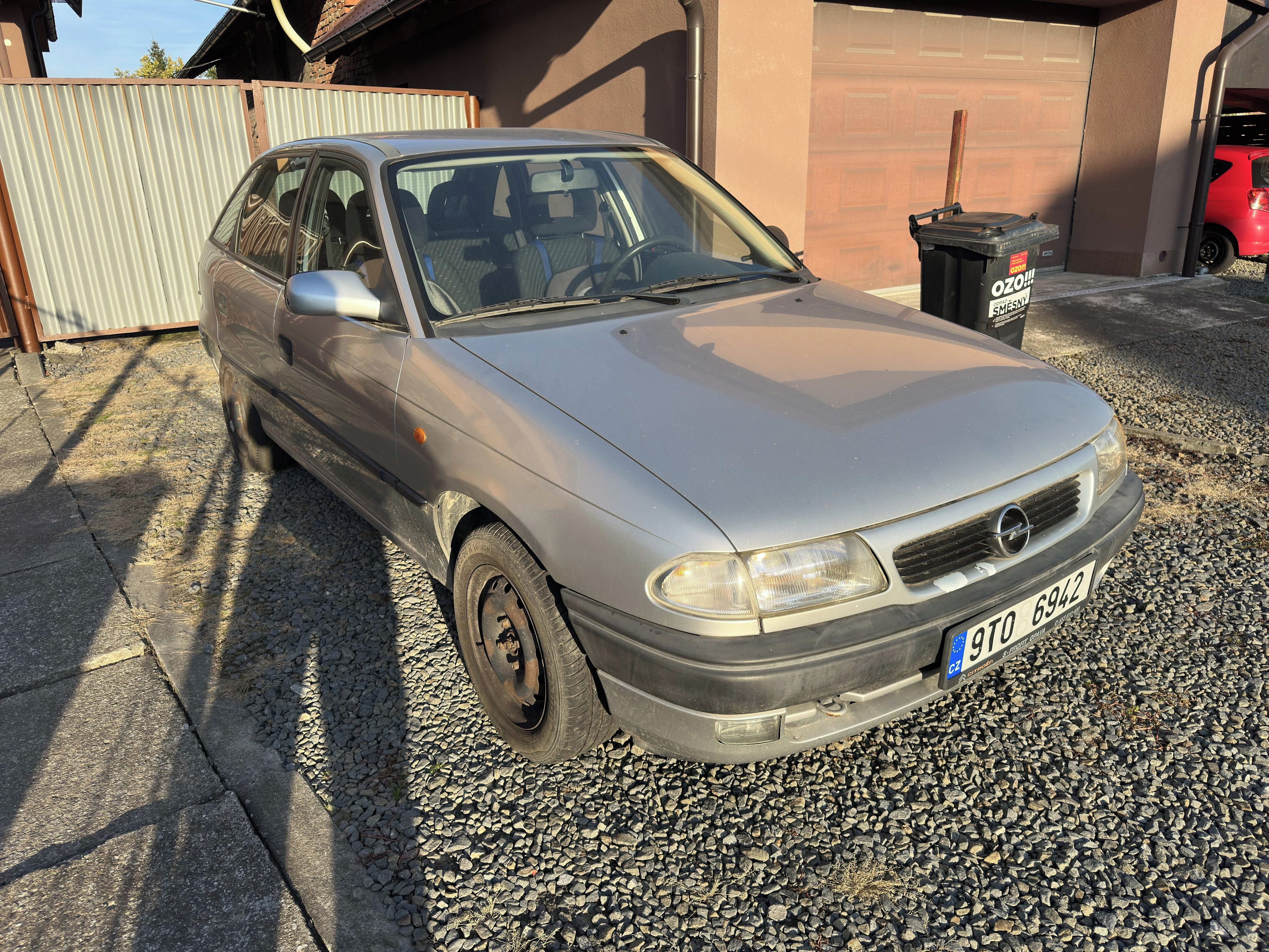 Opel Astra, Na servis nebo díly - fotka 2
