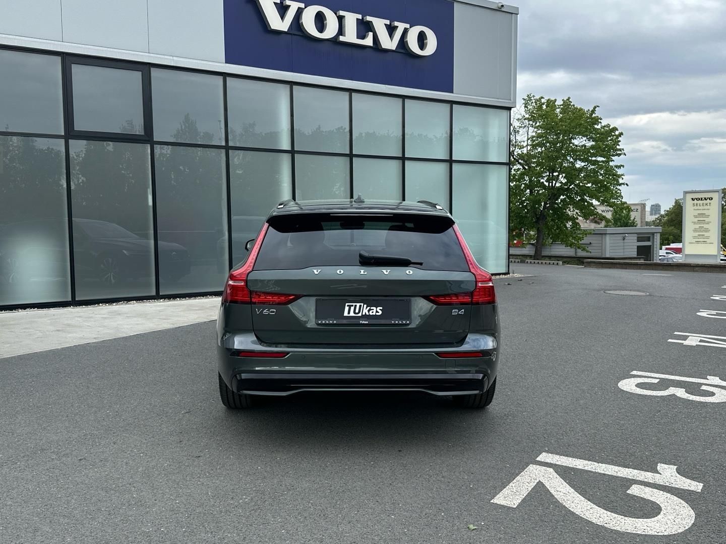 Volvo V60, 2.0B4 FWD 145kW PLUS DARK - fotka 5