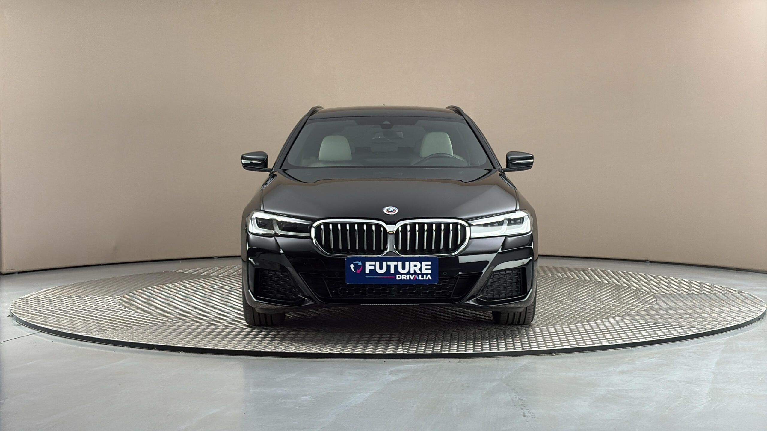 BMW Řada 5, 530e AUT xDrive M-paket Tourin - fotka 3