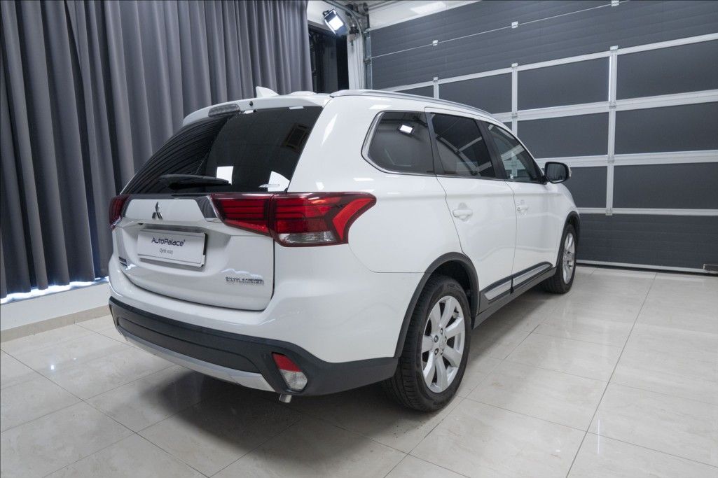 Mitsubishi Outlander, 2,0 MIVEC AWD AT INTENSE ČR - fotka 4