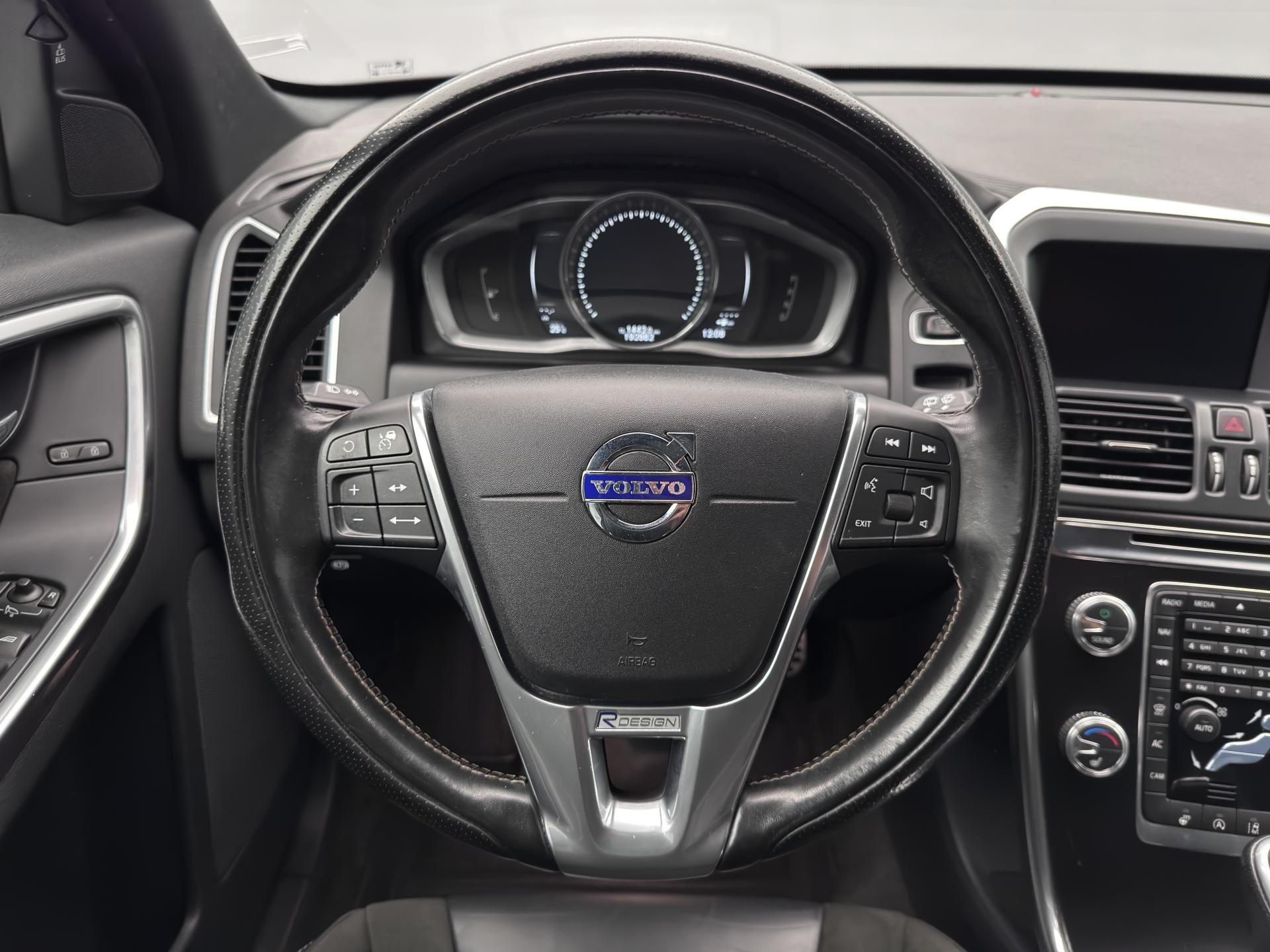 Volvo XC60, D4 R-DESIGN AUT - fotka 3