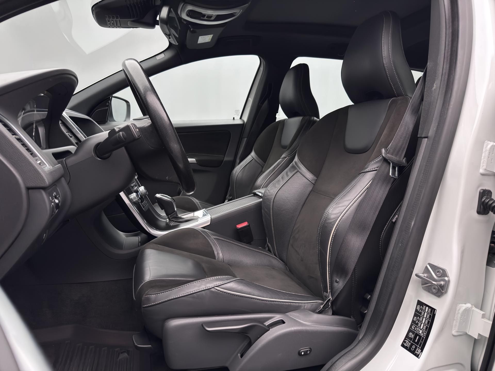 Volvo XC60, D4 R-DESIGN AUT - fotka 4