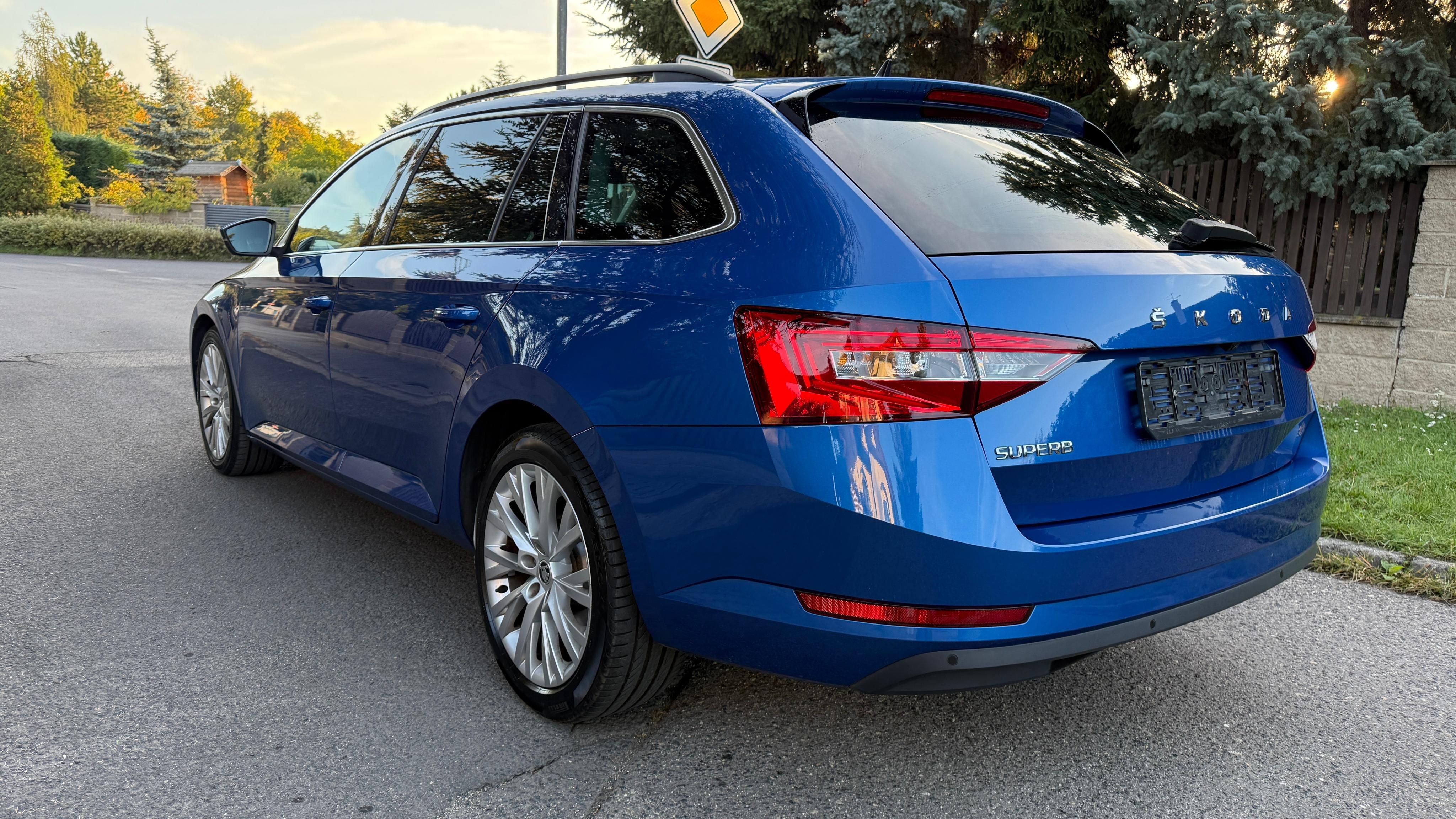 Škoda Superb, 2.0 TDi 126 tis km, tažné, pan - fotka 4