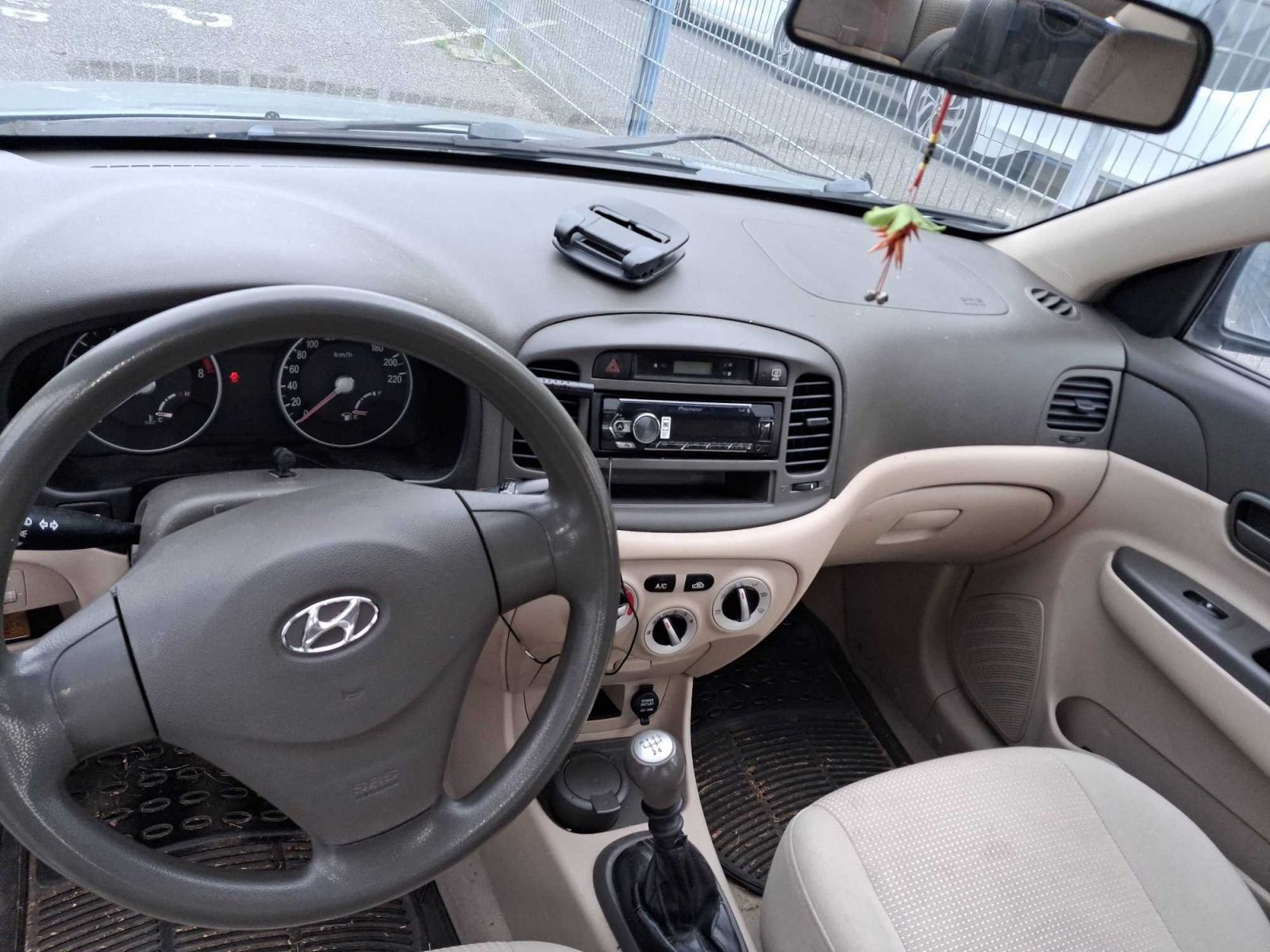 Hyundai Accent, 1.4i, Tažné, Klima - fotka 3