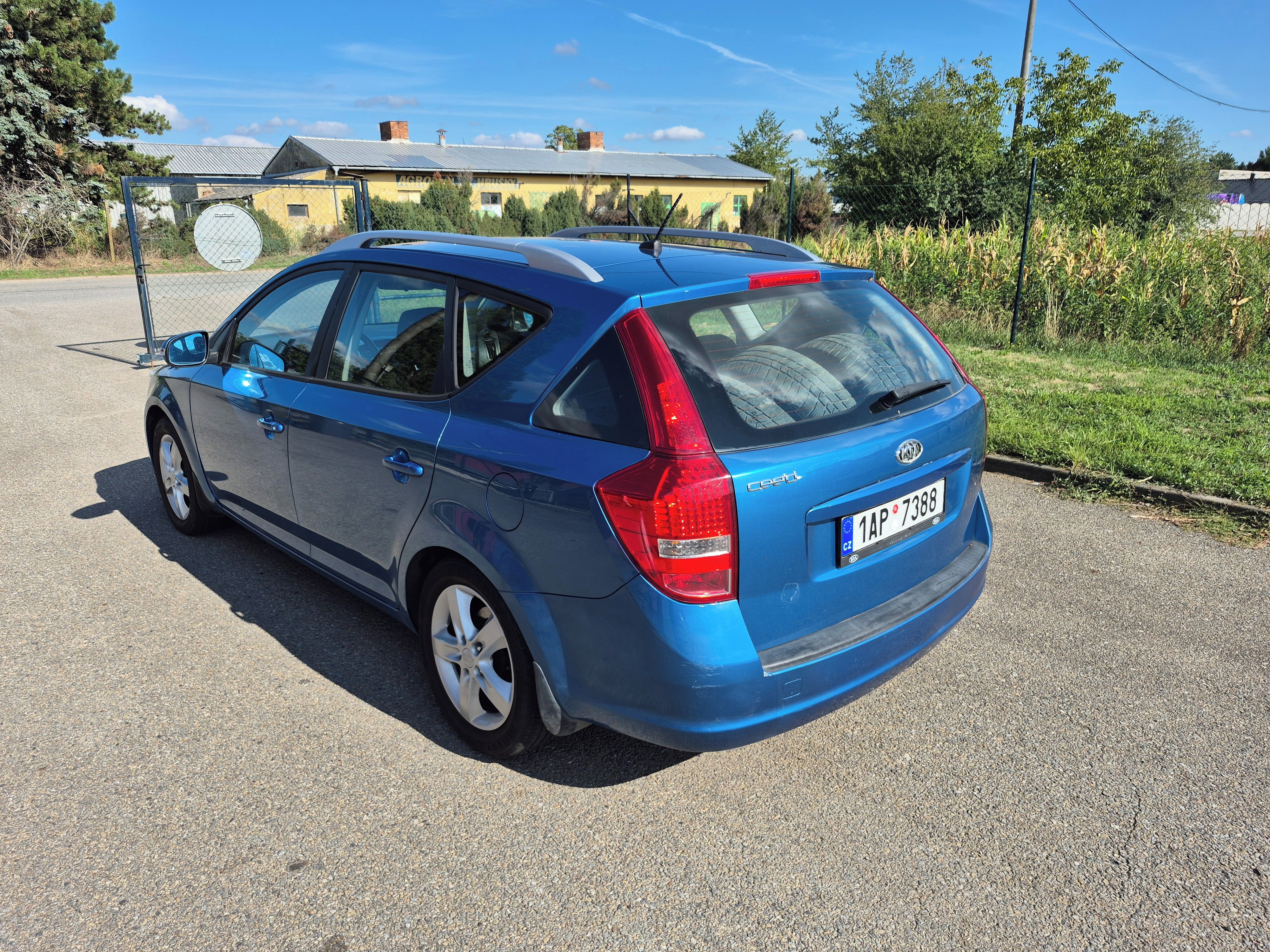 Kia Cee´d, 1,6CRDI, 85kW, klima - fotka 4