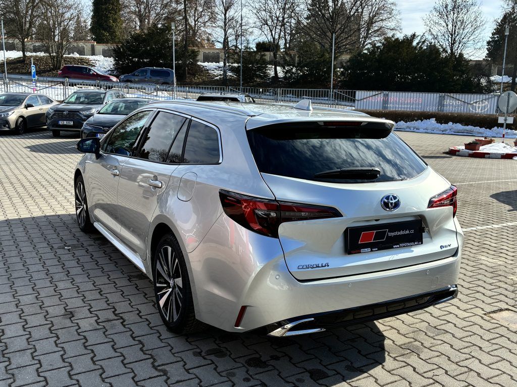 Toyota Corolla, 1.8 Hybrid Style - fotka 6