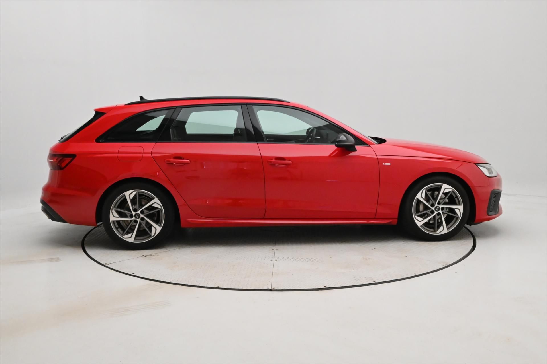 Audi A4, 2,0 40TDI 150kW QUATTRO S-LINE - fotka 4