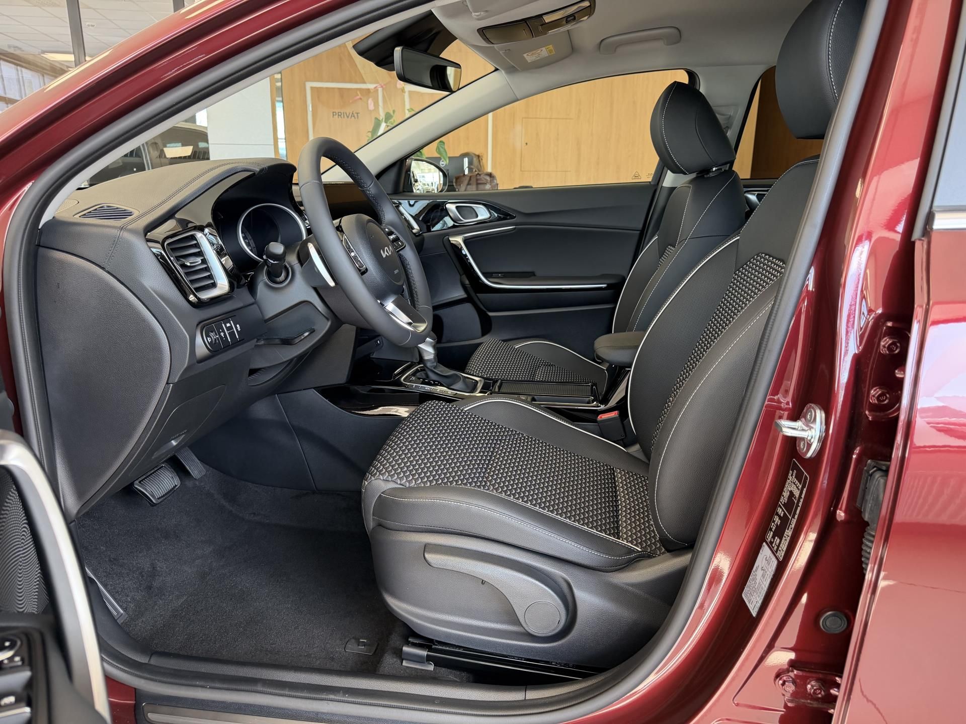 Kia XCee´d, 1,6 T-GDi 7DCT EXCLUSIVE WINT - fotka 4